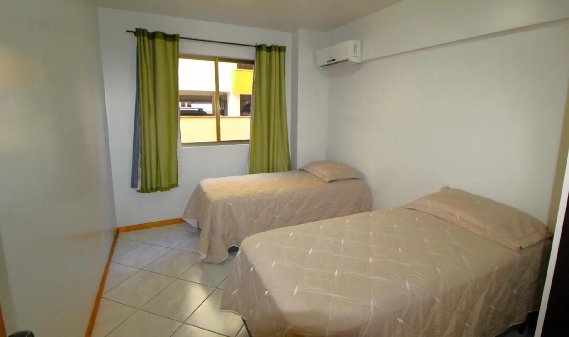 Bed in 1029 - Apartamento no centro de Bombinhas - Residencial estrela do mar 2 104 A