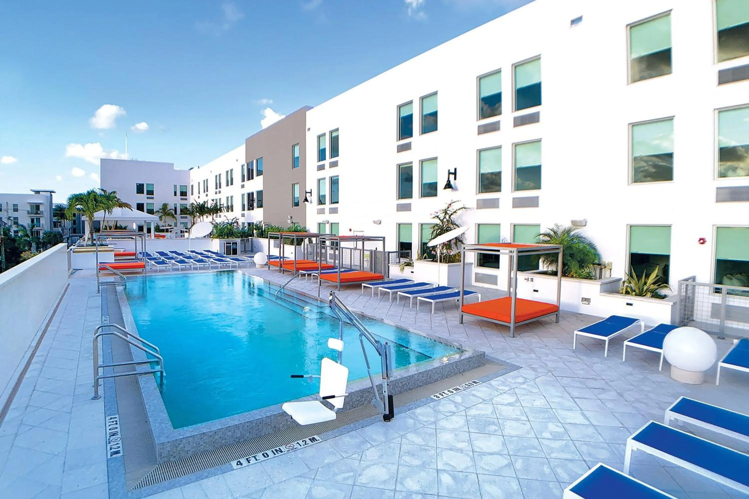 Swimming pool in Aloft Delray Beach