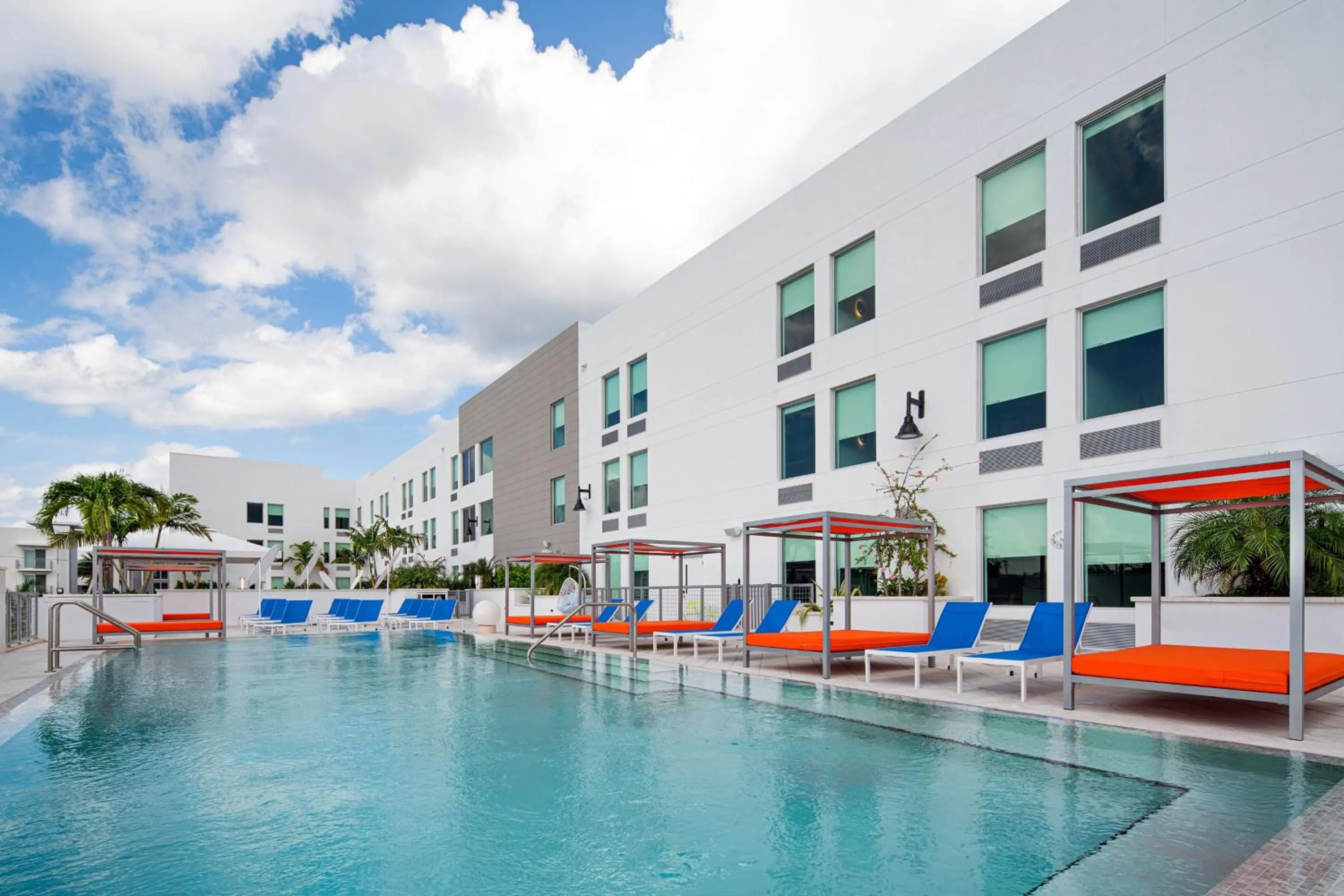 Swimming pool in Aloft Delray Beach