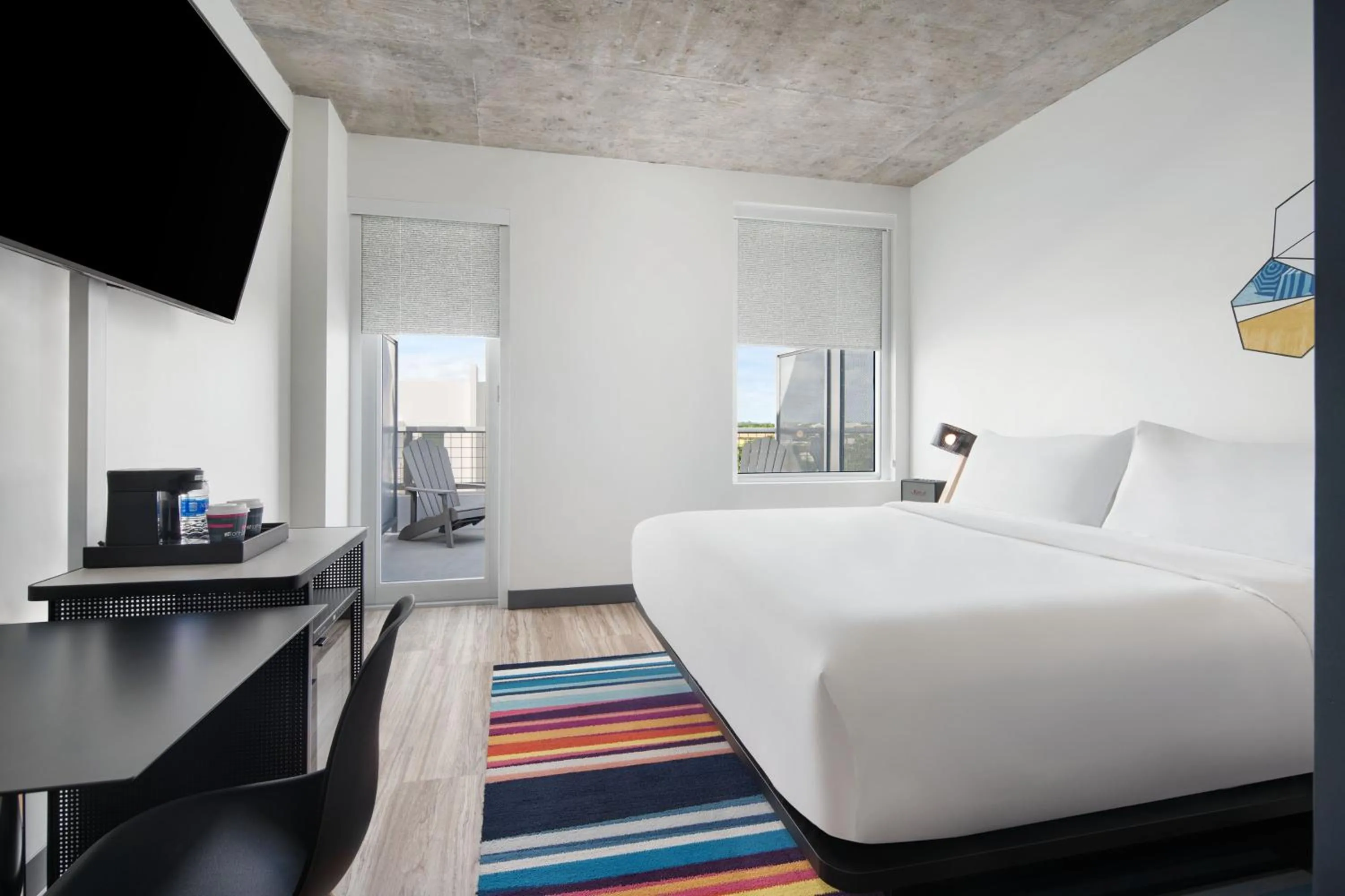 Photo of the whole room, Bed in Aloft Delray Beach