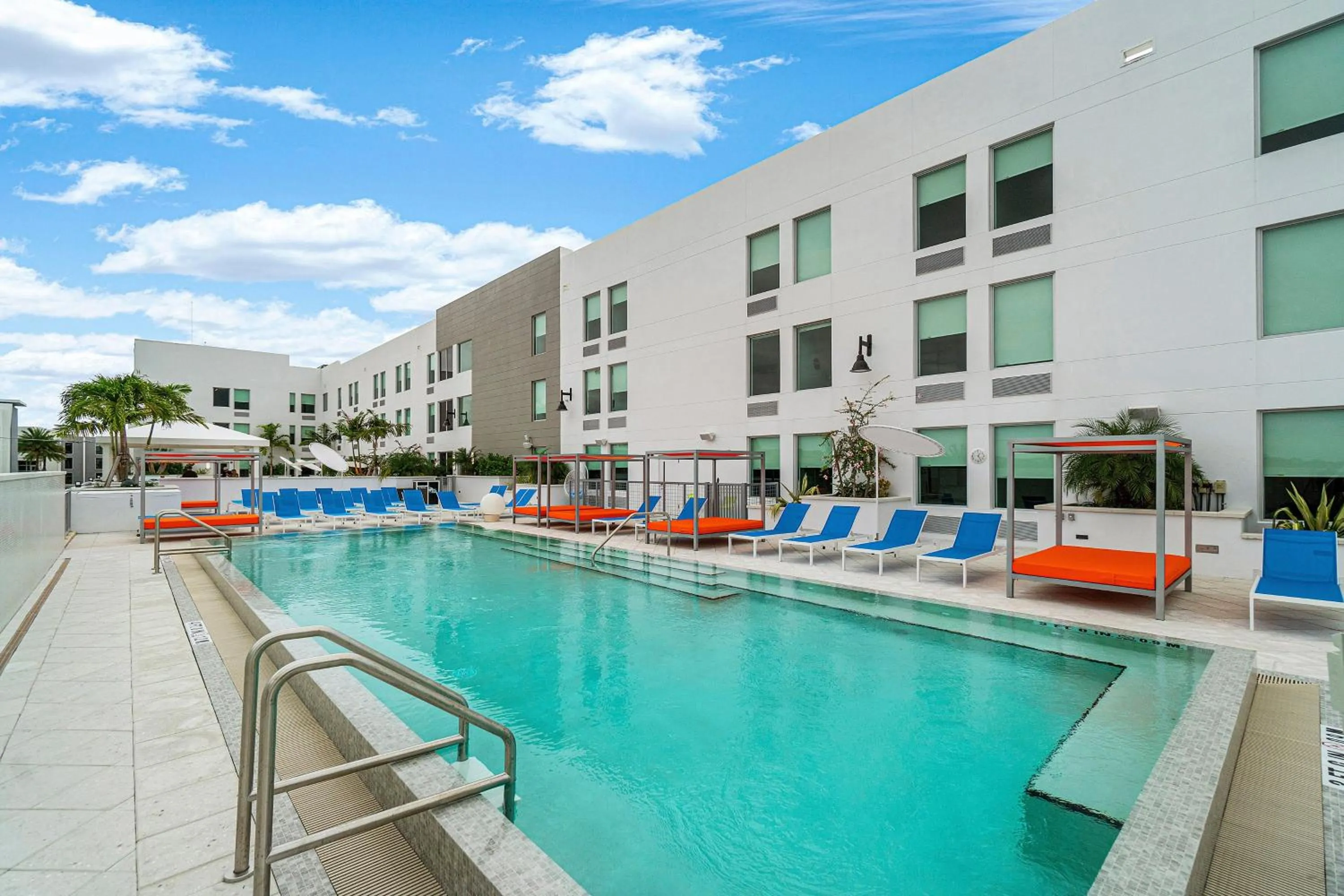 Swimming pool in Aloft Delray Beach