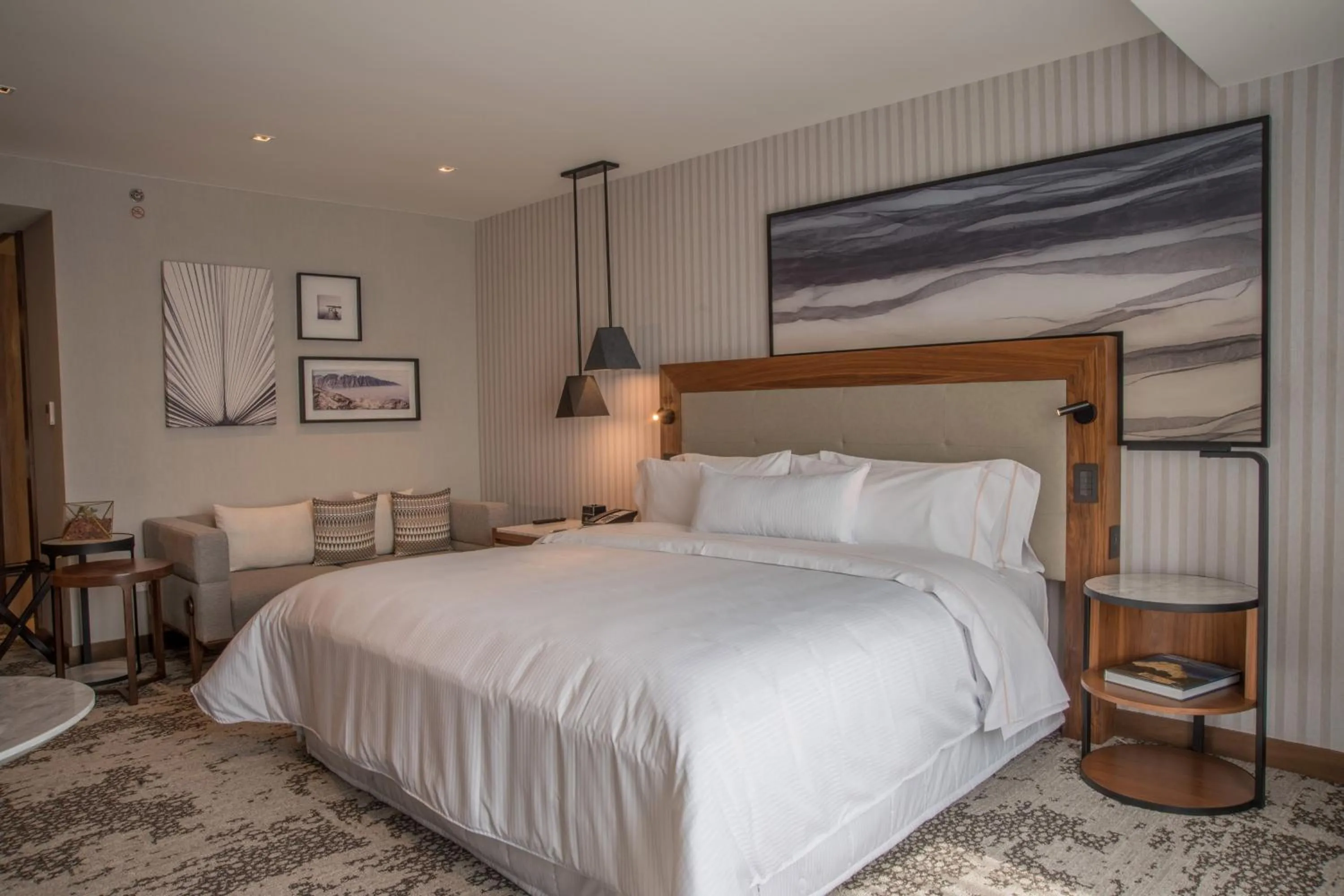 Photo of the whole room, Bed in The Westin Monterrey Valle
