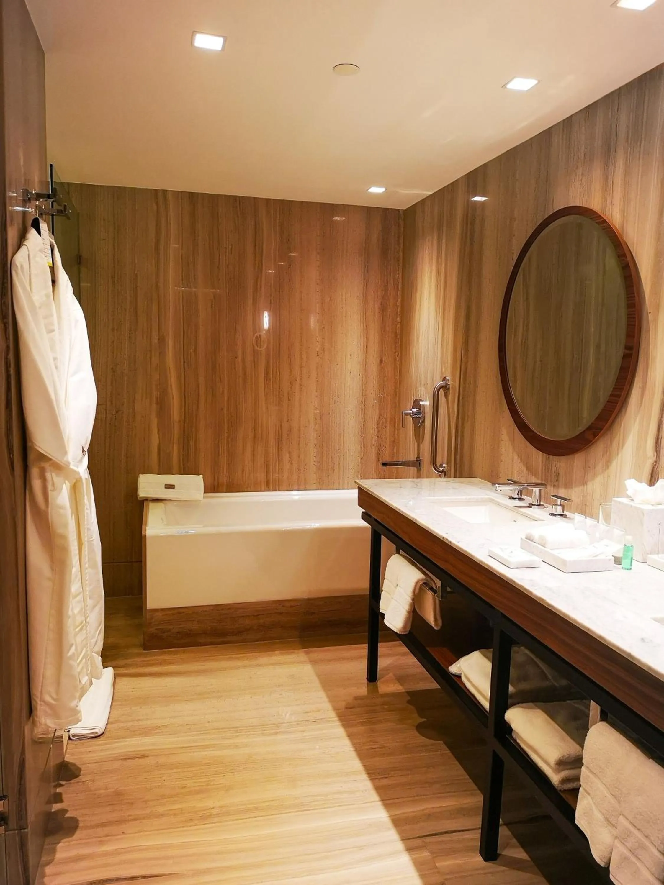 Jr. Suite, 1 King in The Westin Monterrey Valle