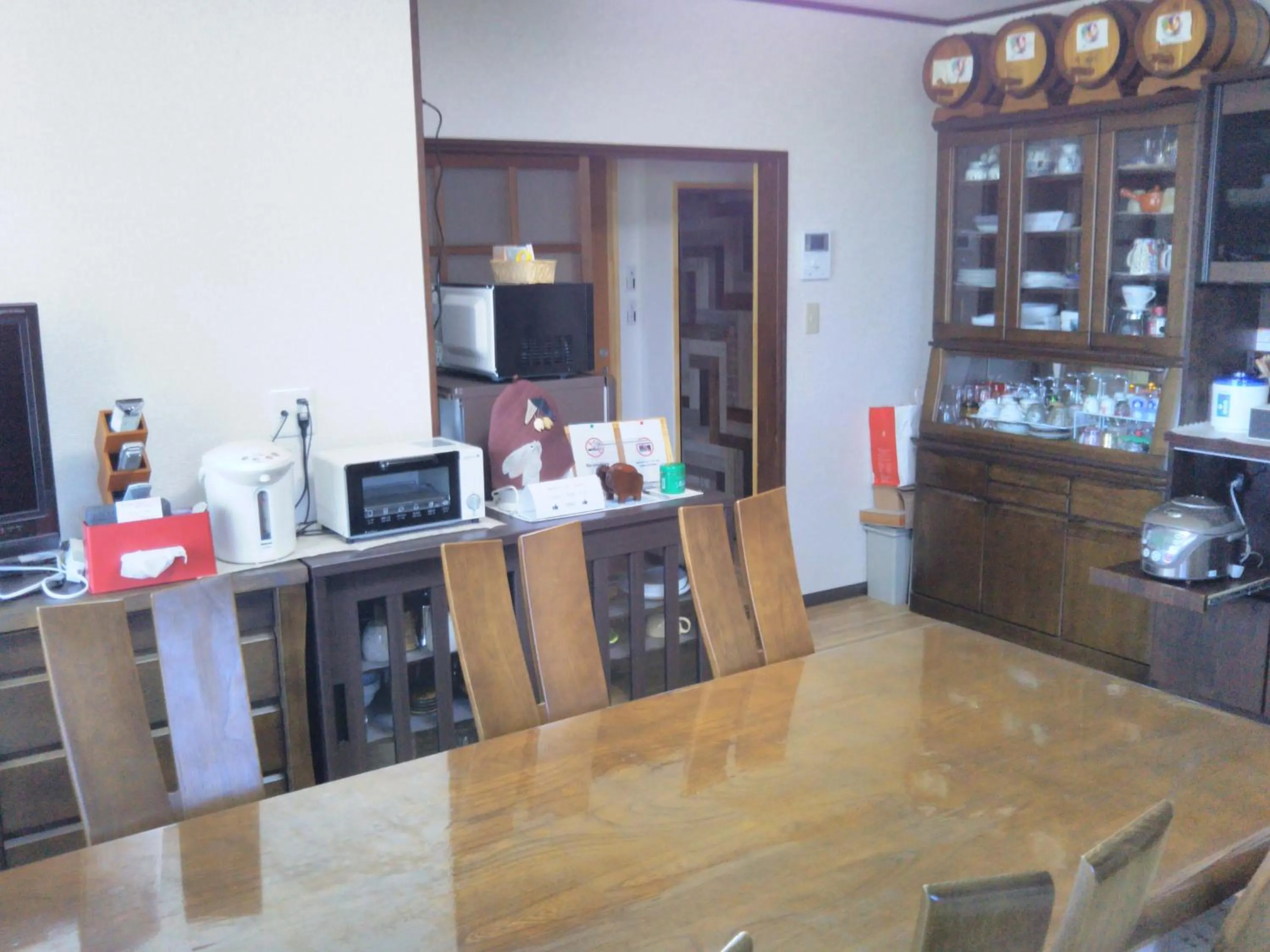 Communal lounge/ TV room in Guest House Hostel yukuru