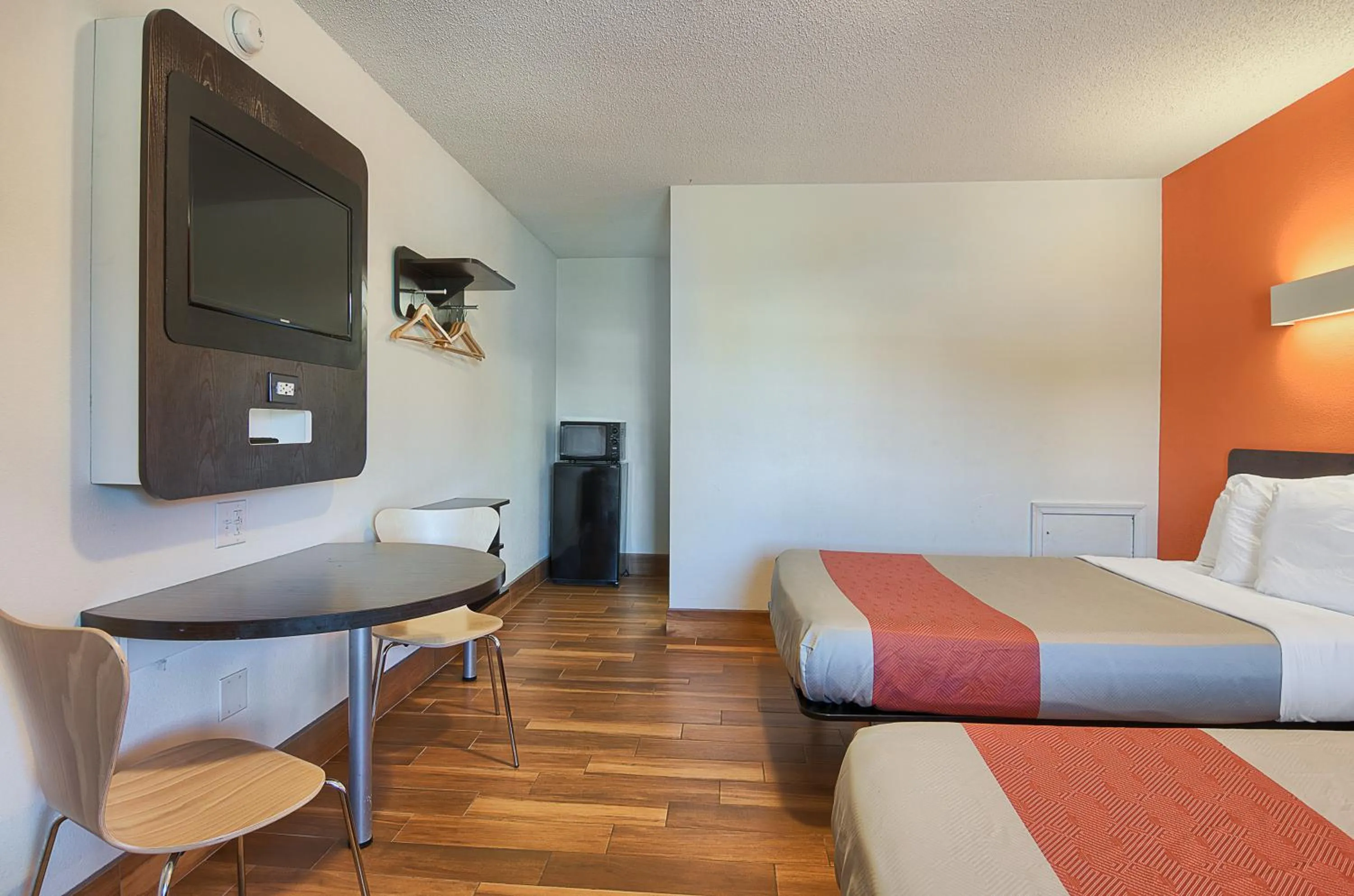 Bedroom, Bed in Motel 6-Harrisonburg, VA - South