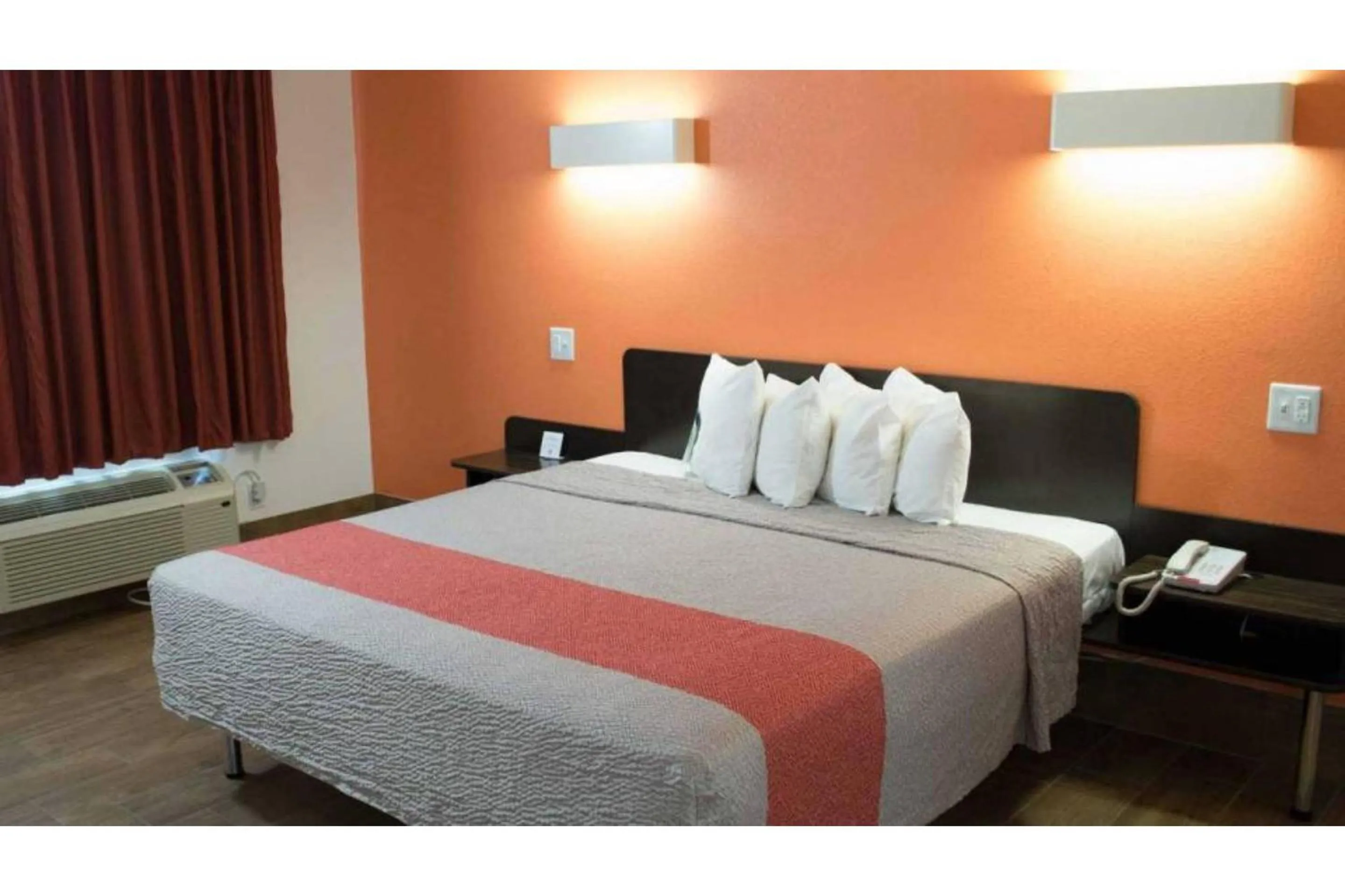 Bed in Motel 6-Harrisonburg, VA - South