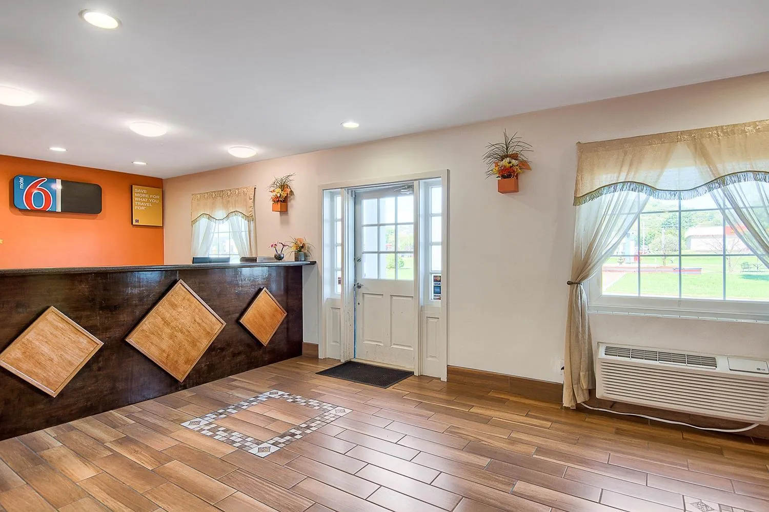 Lobby or reception, Bed in Motel 6-Harrisonburg, VA - South