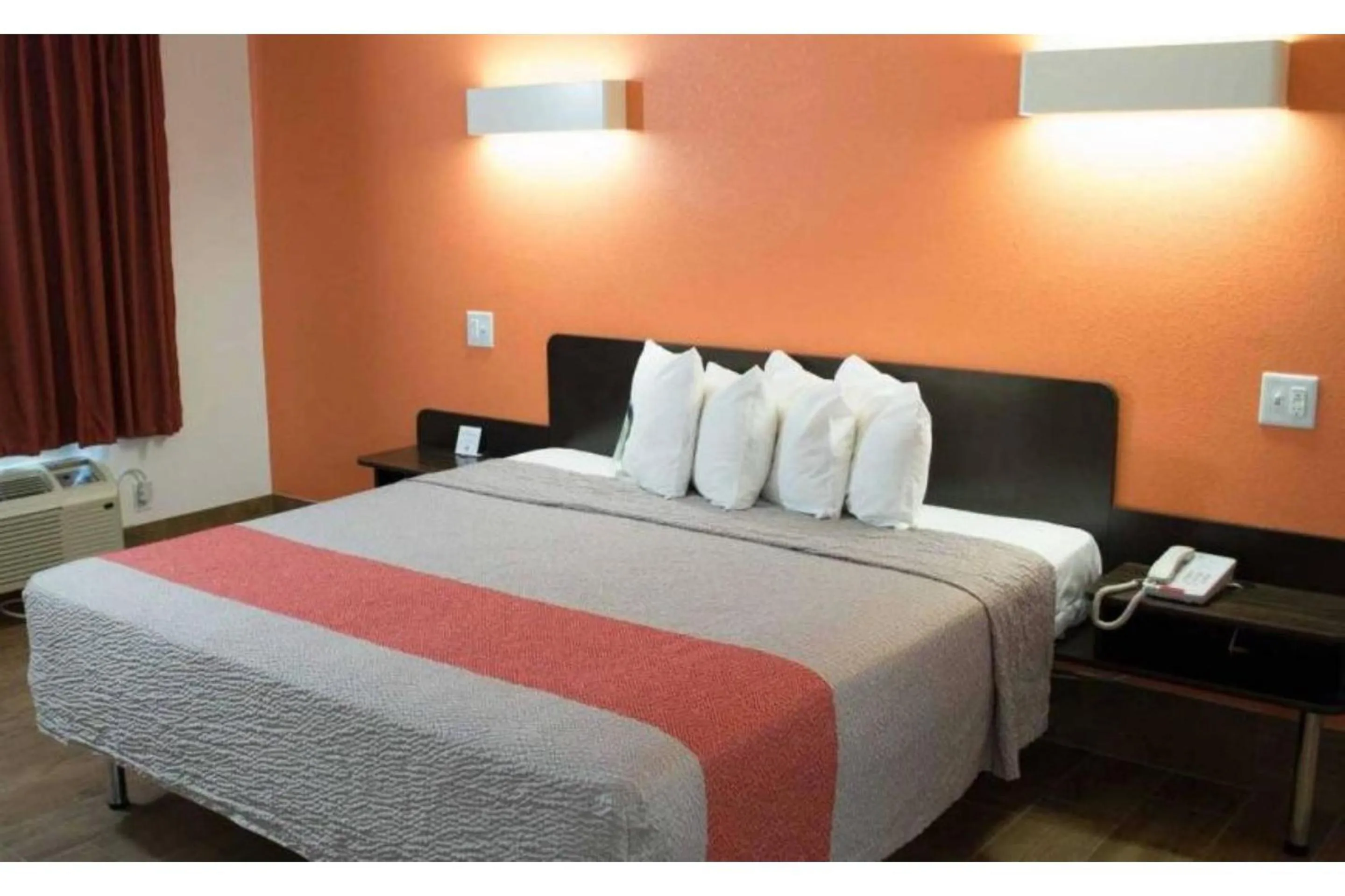 Bed in Motel 6-Harrisonburg, VA - South