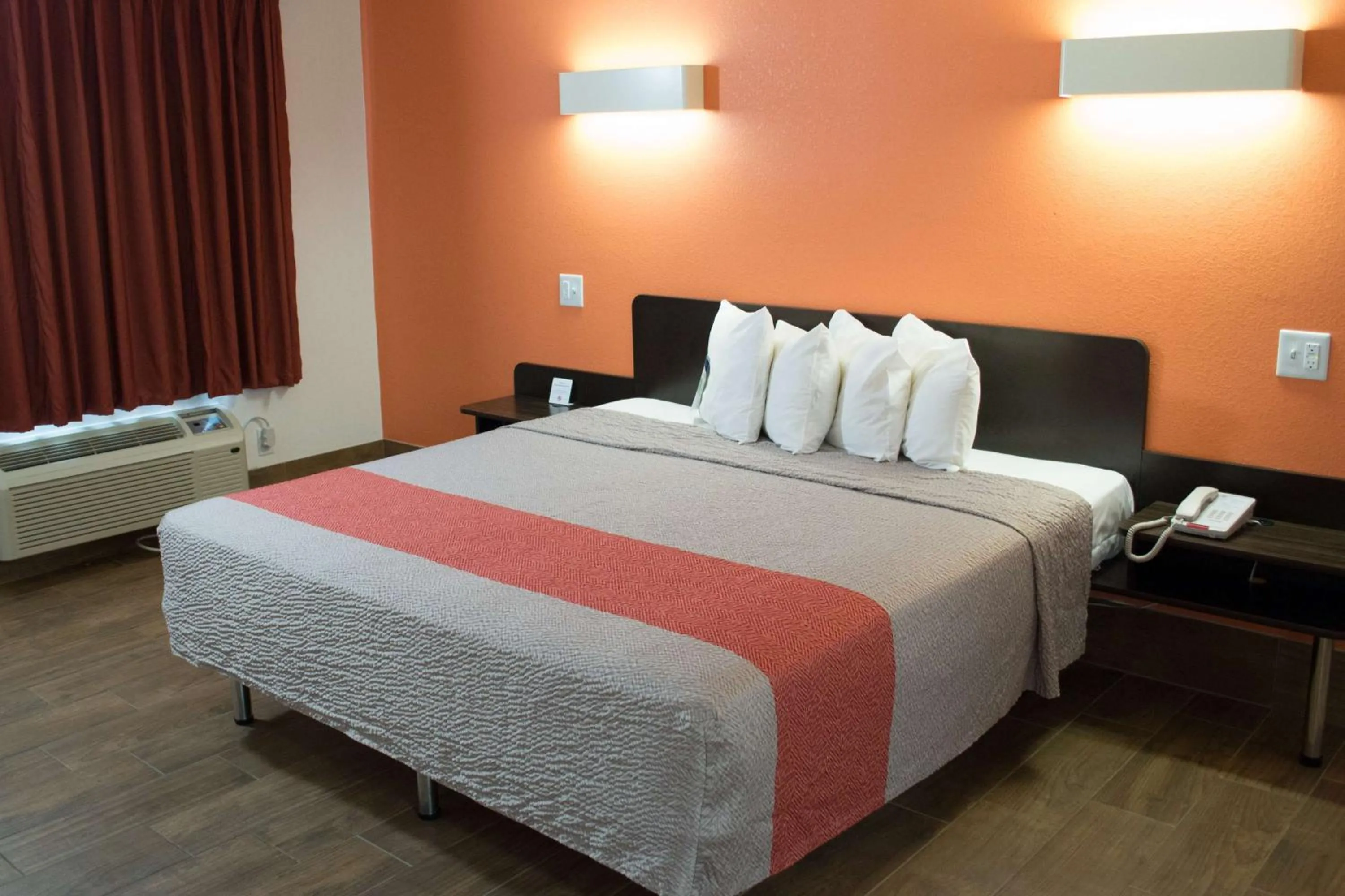 Photo of the whole room, Bed in Motel 6-Harrisonburg, VA - South