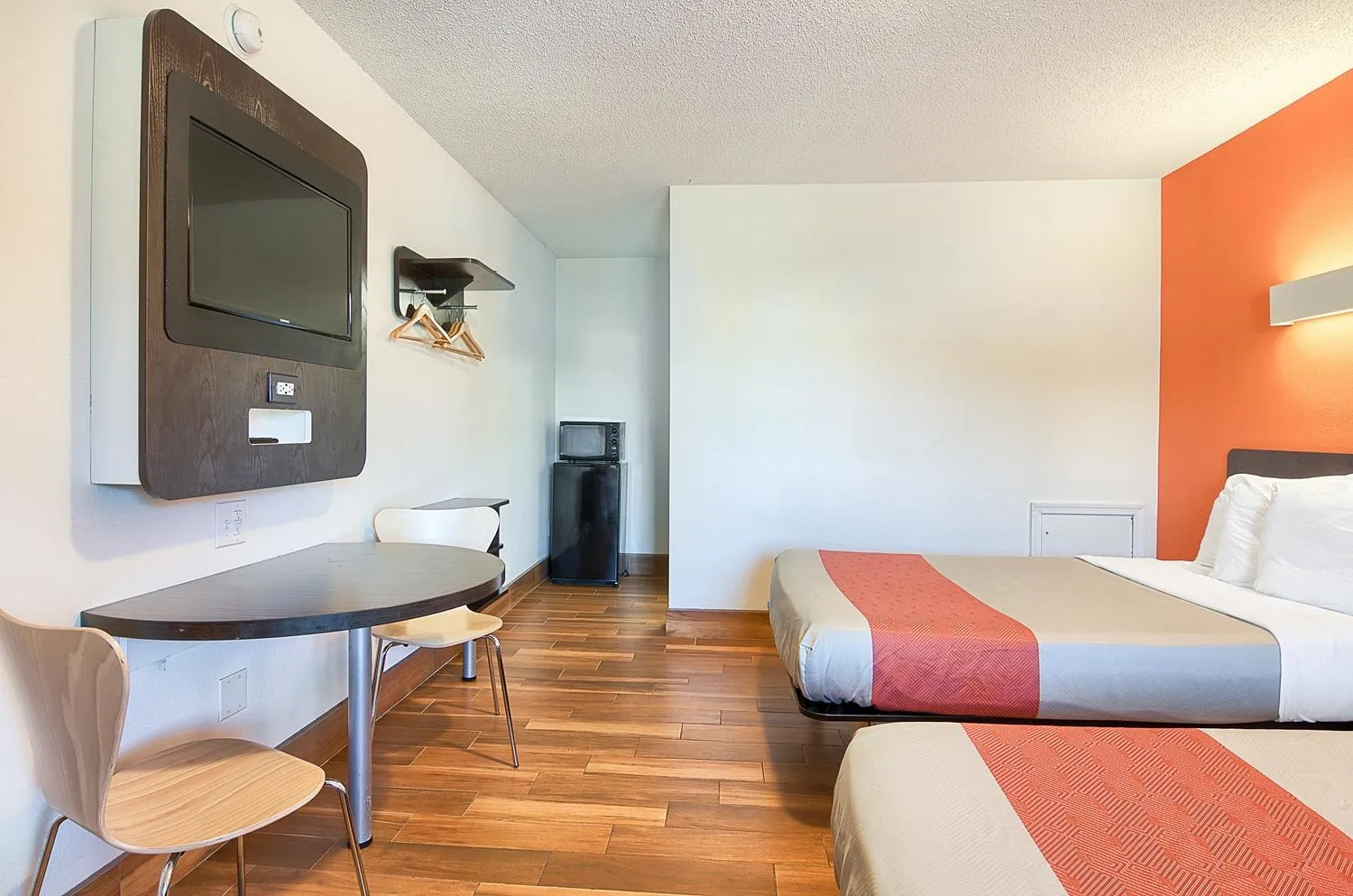 Photo of the whole room, Bed in Motel 6-Harrisonburg, VA - South