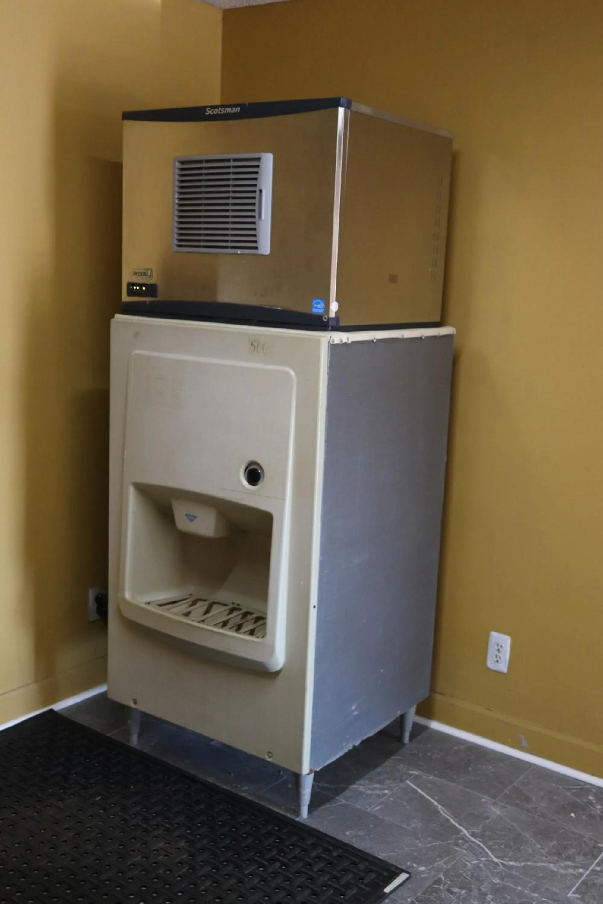 vending machine in Woodstream Inn