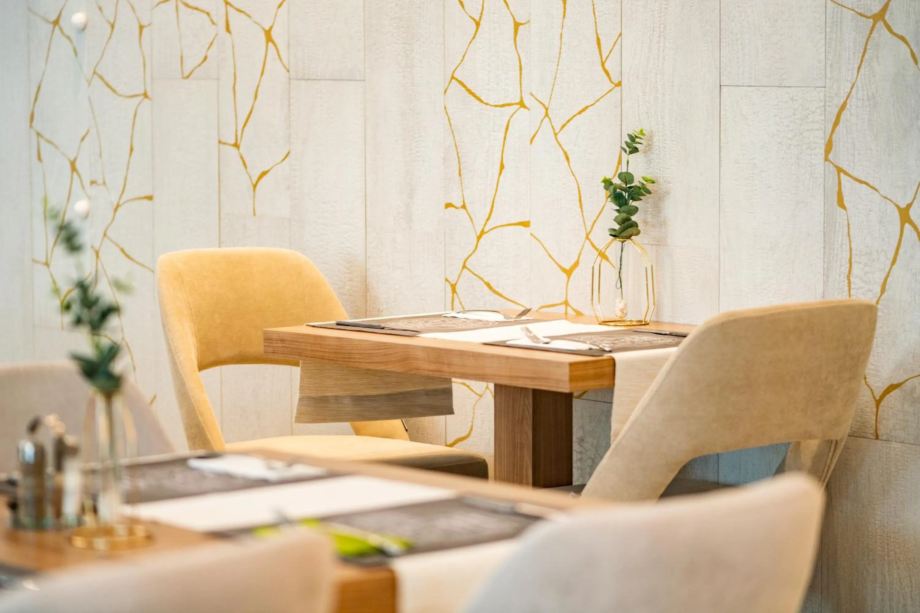 Restaurant/places to eat in Hotel Manor