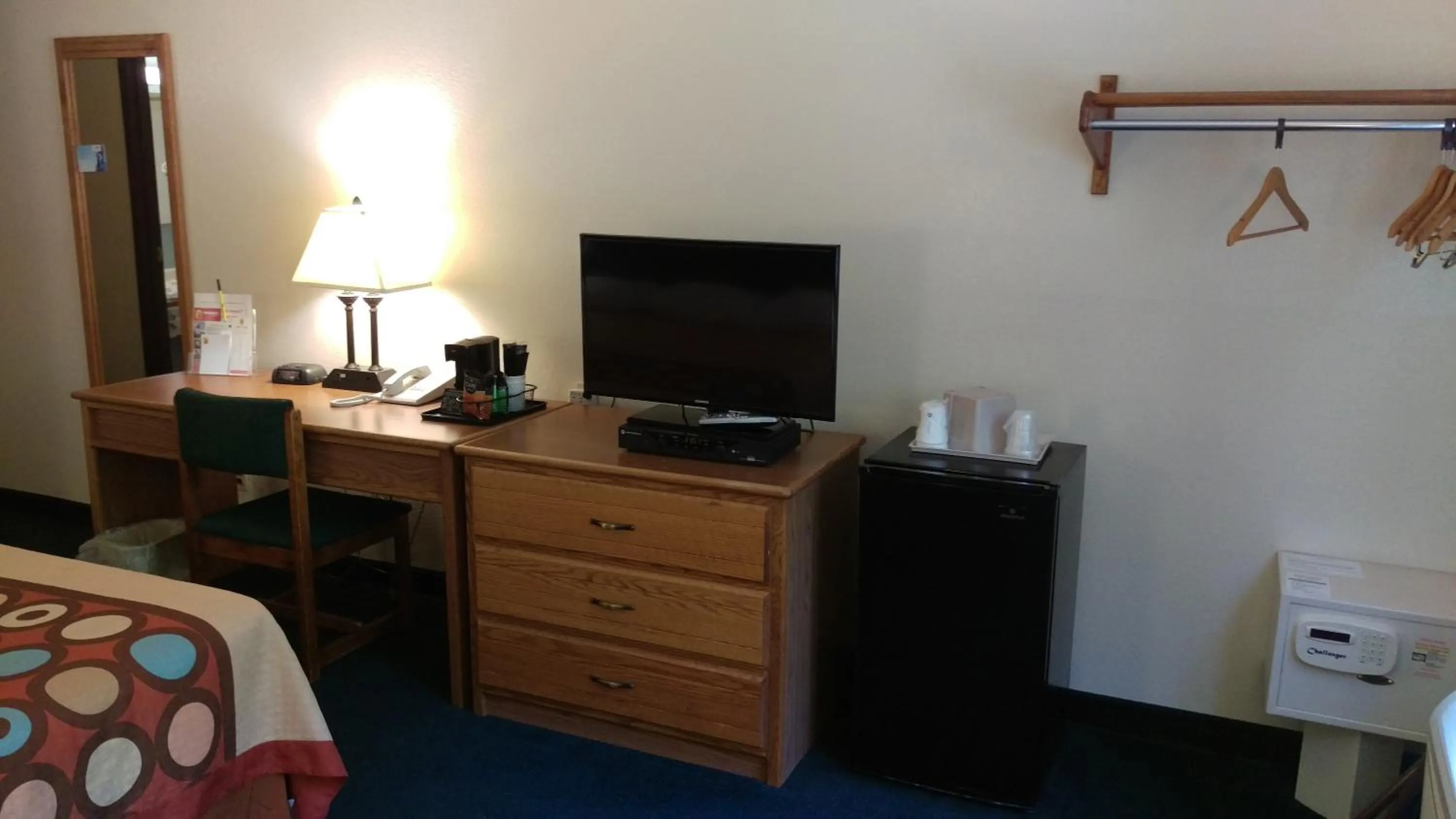 TV and multimedia, Bed in Super 8 by Wyndham Thurmont