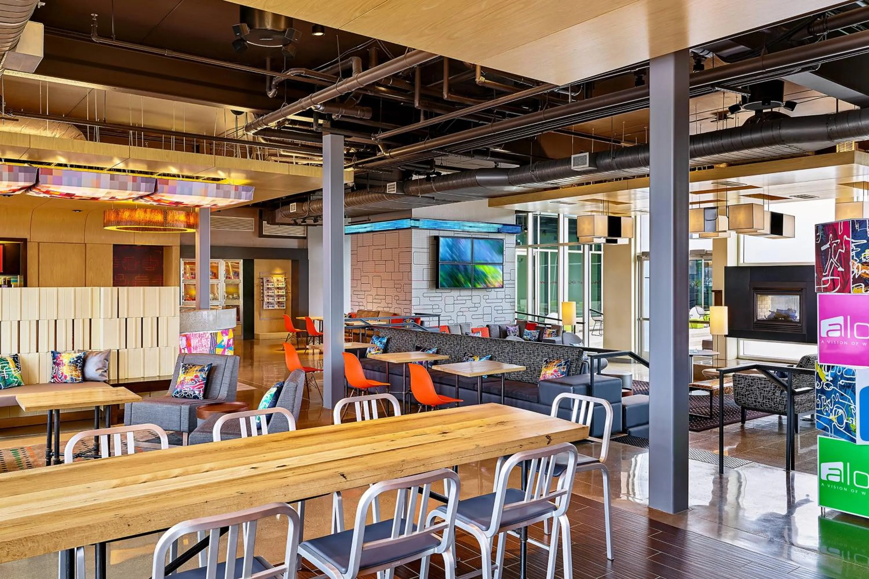 Lounge or bar in Aloft Denver Airport at Gateway Park