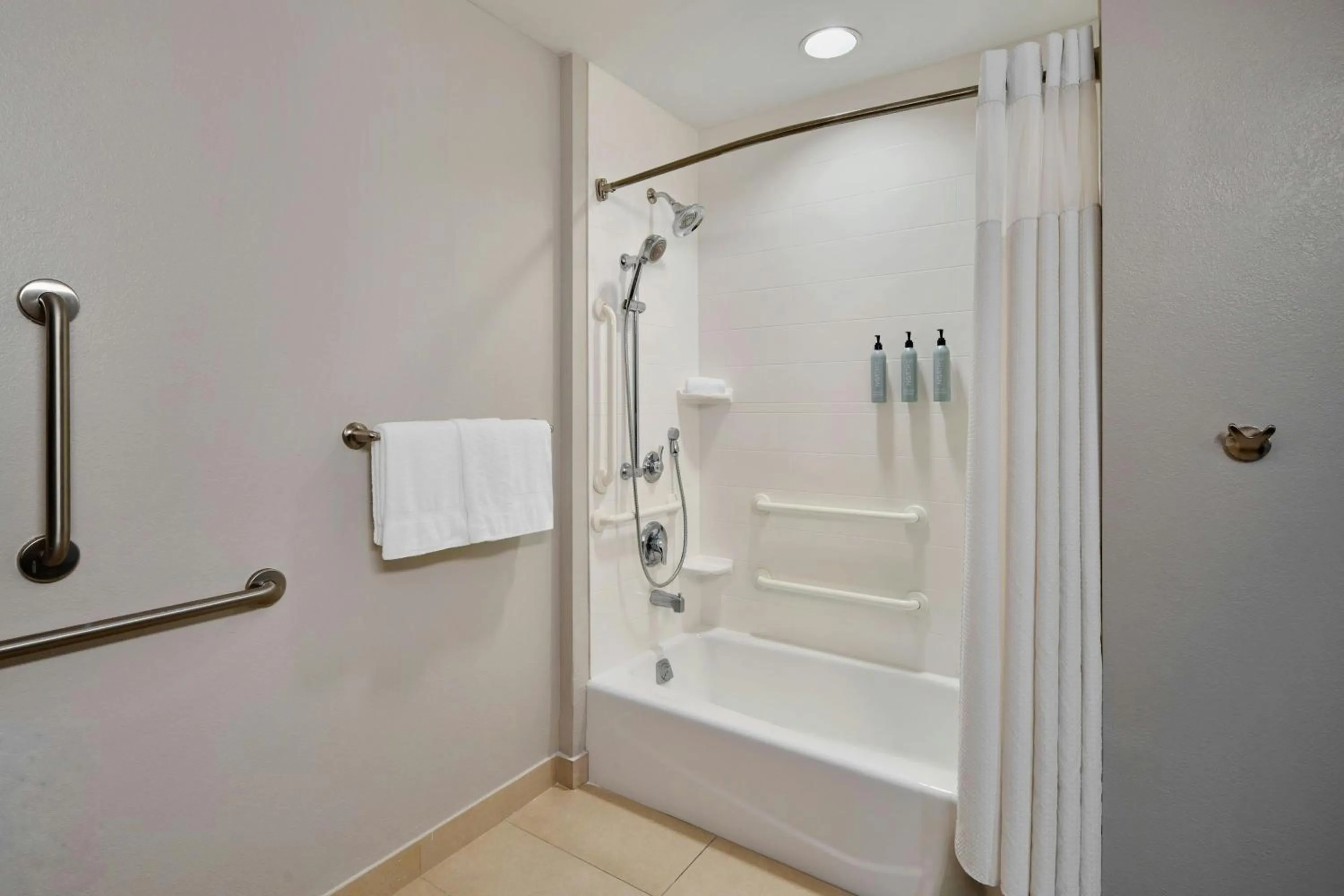 Bathroom in Courtyard by Marriott Miami Homestead