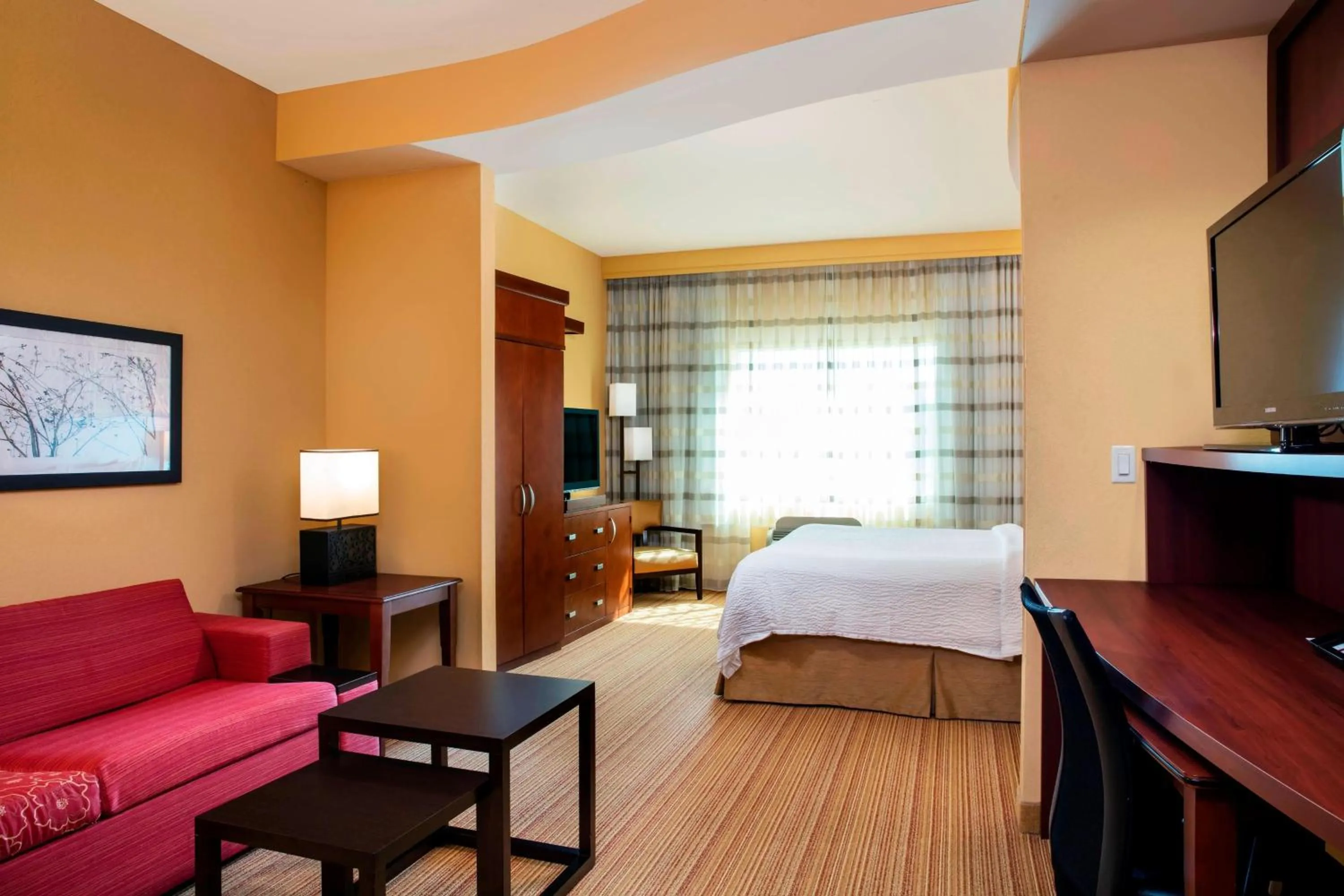 Living room, Bed in Courtyard by Marriott Miami Homestead