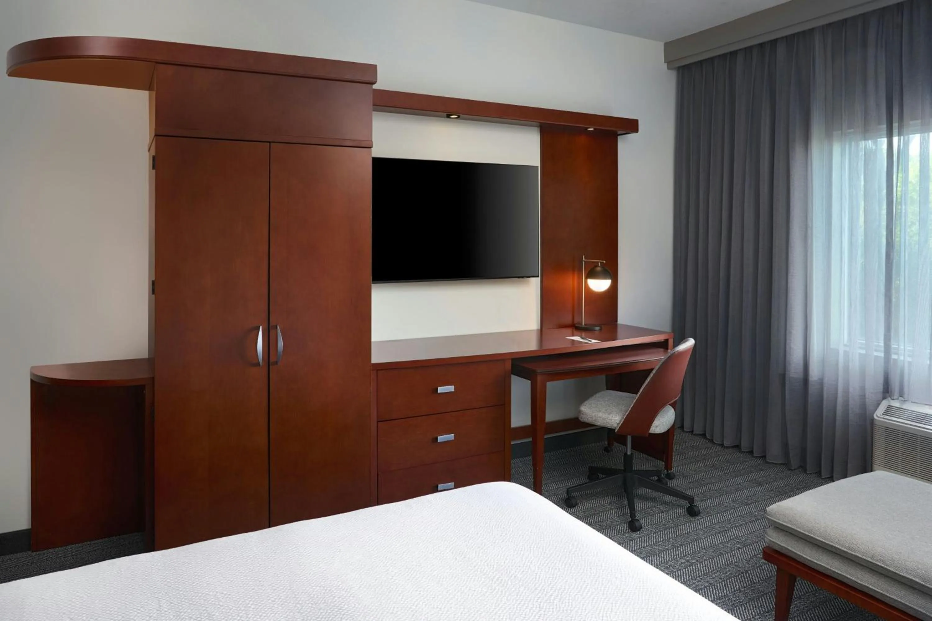 Photo of the whole room, Bed in Courtyard by Marriott Miami Homestead