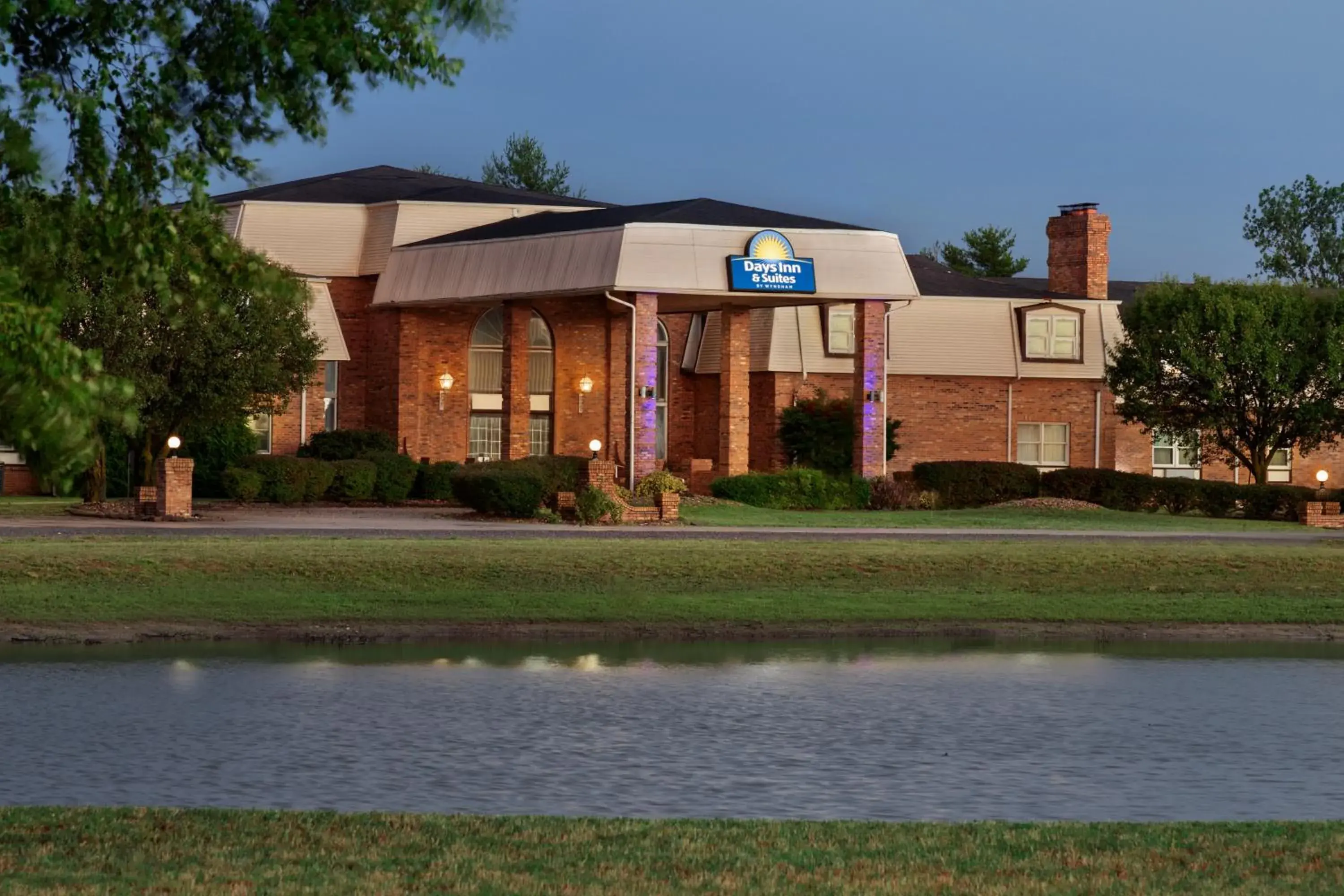 Property building in Days Inn and Suites by Wyndham Sikeston Property building in Days Inn and Suites by Wyndham Sikeston