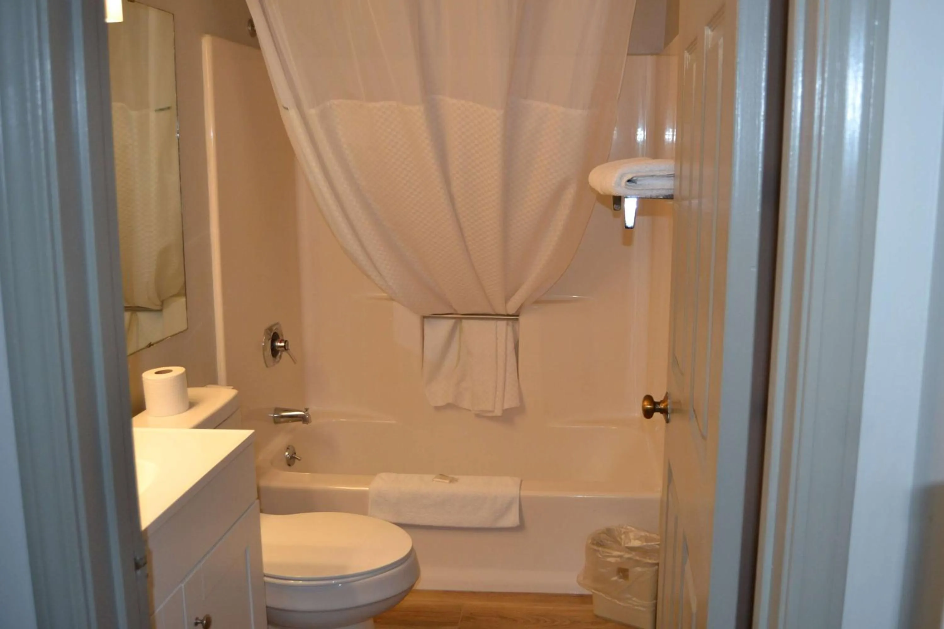 Photo of the whole room in Days Inn and Suites by Wyndham Sikeston