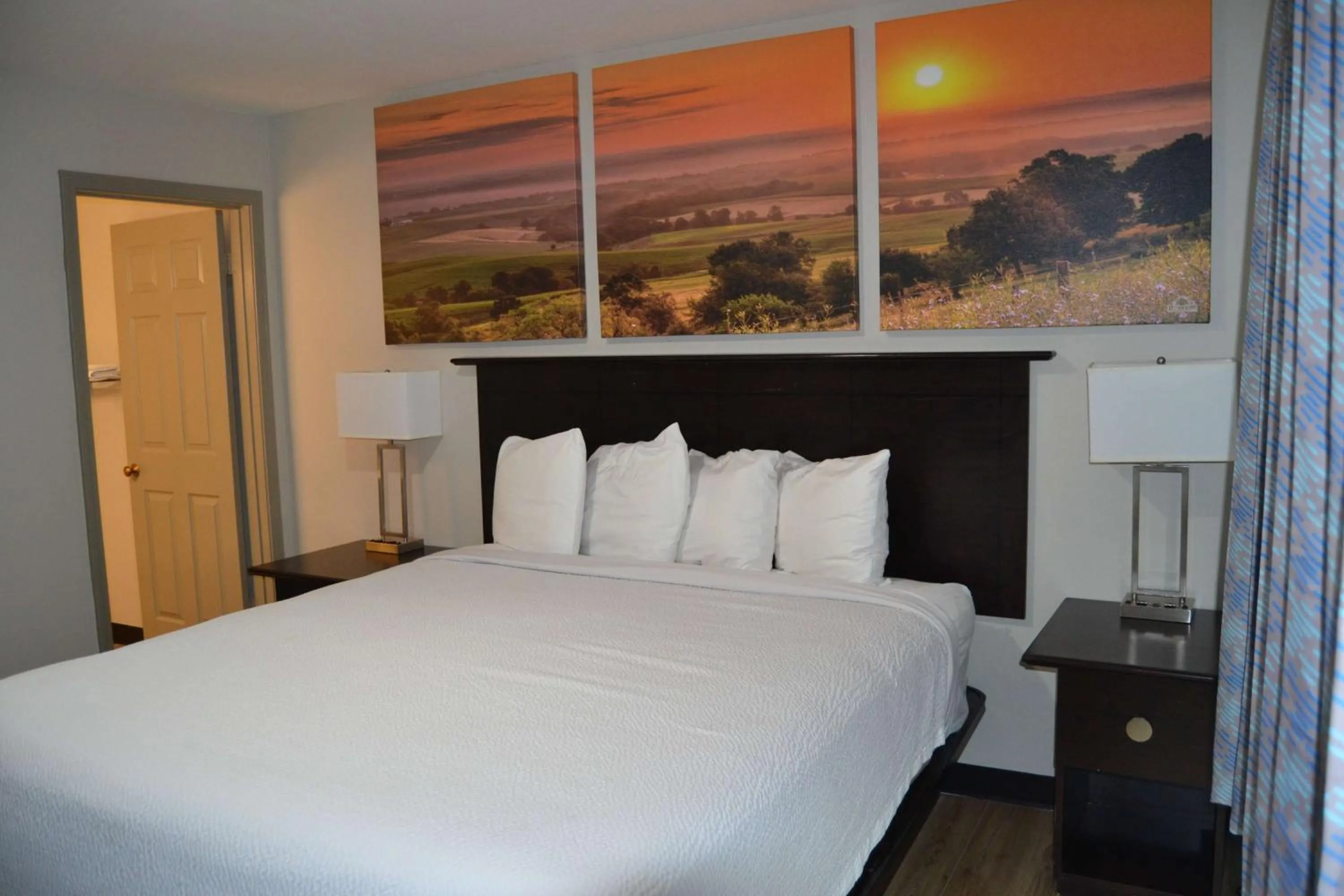 Bed in Days Inn and Suites by Wyndham Sikeston