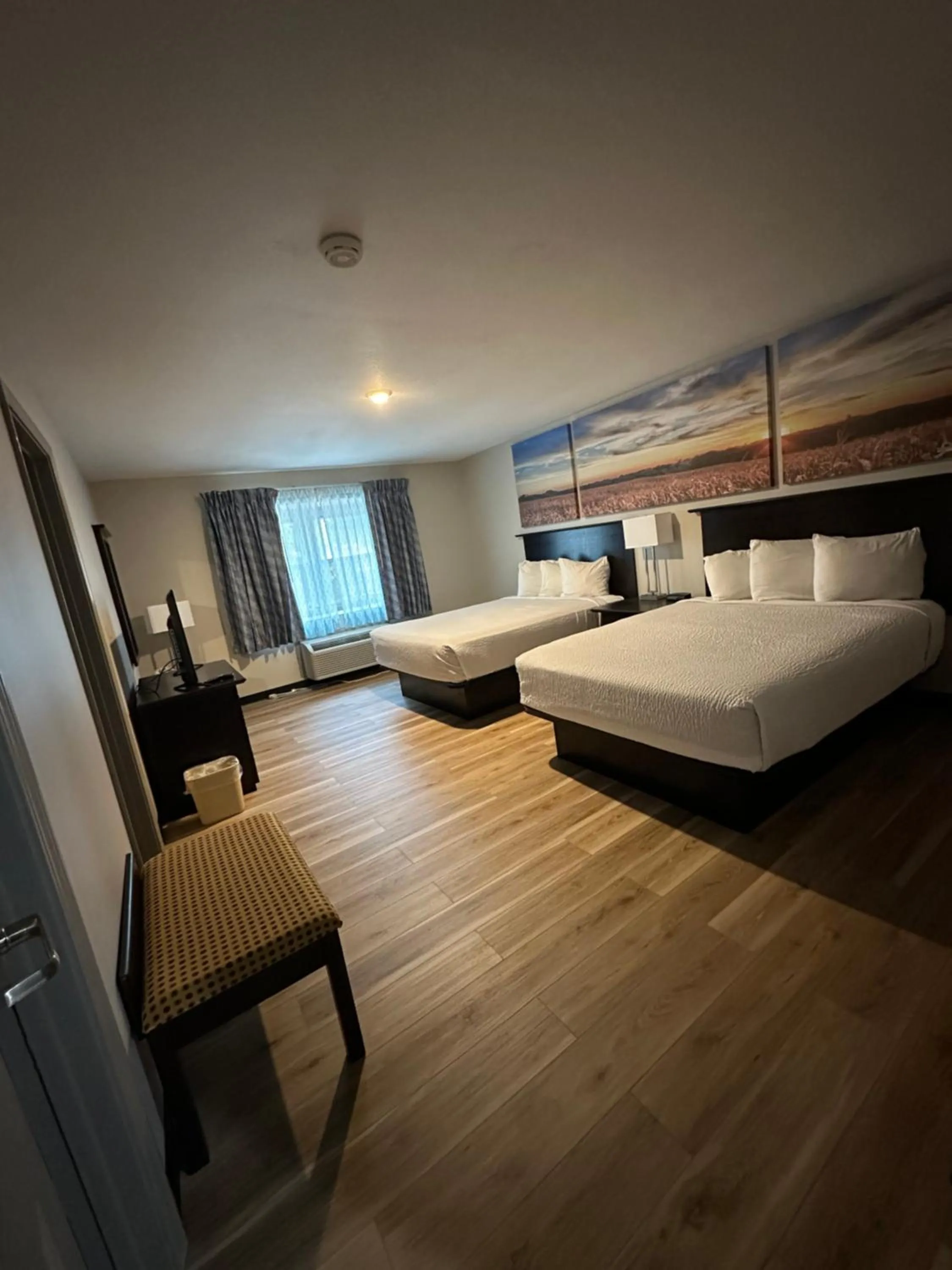 Bed in Days Inn and Suites by Wyndham Sikeston