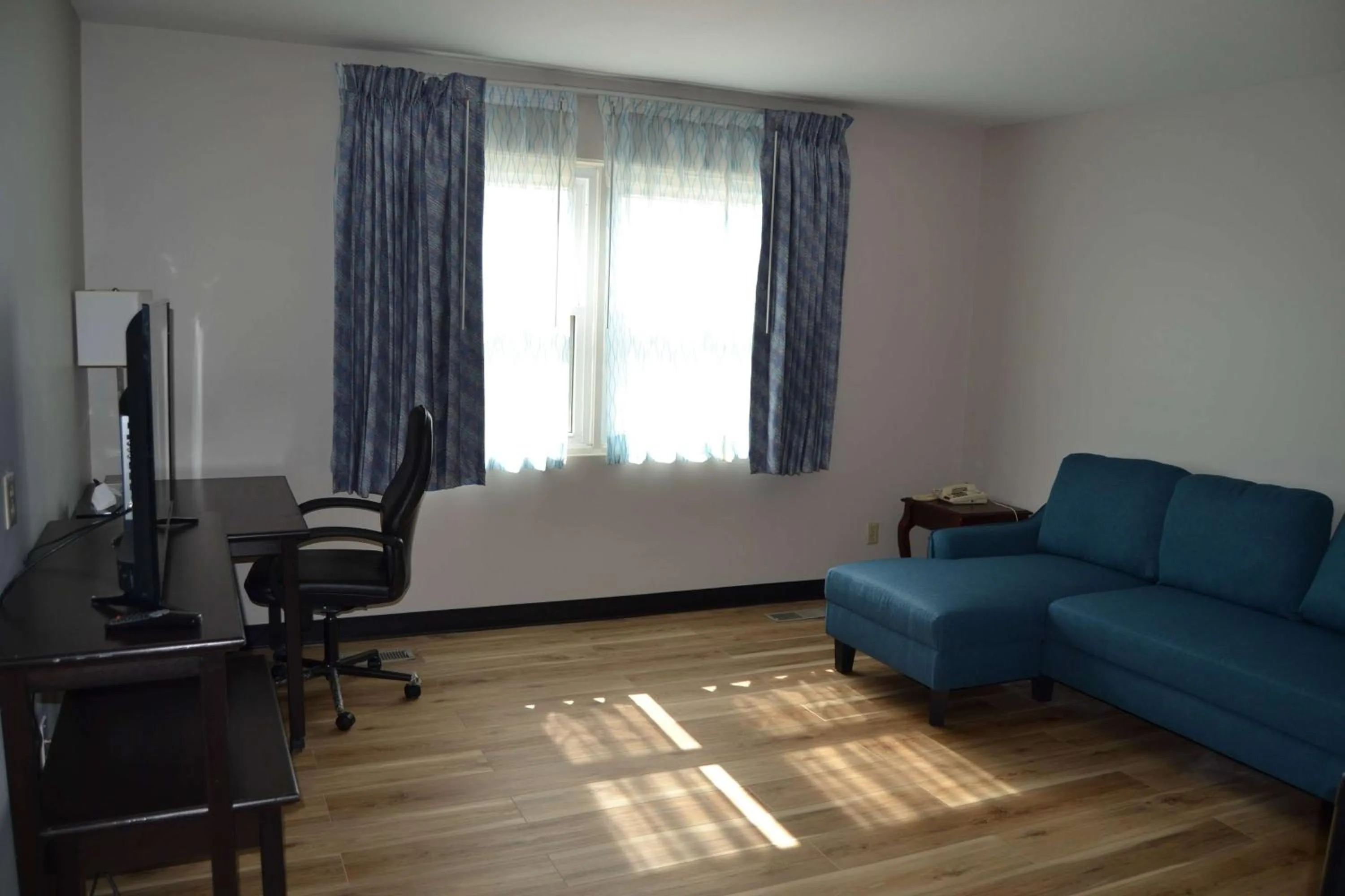 Living room in Days Inn and Suites by Wyndham Sikeston