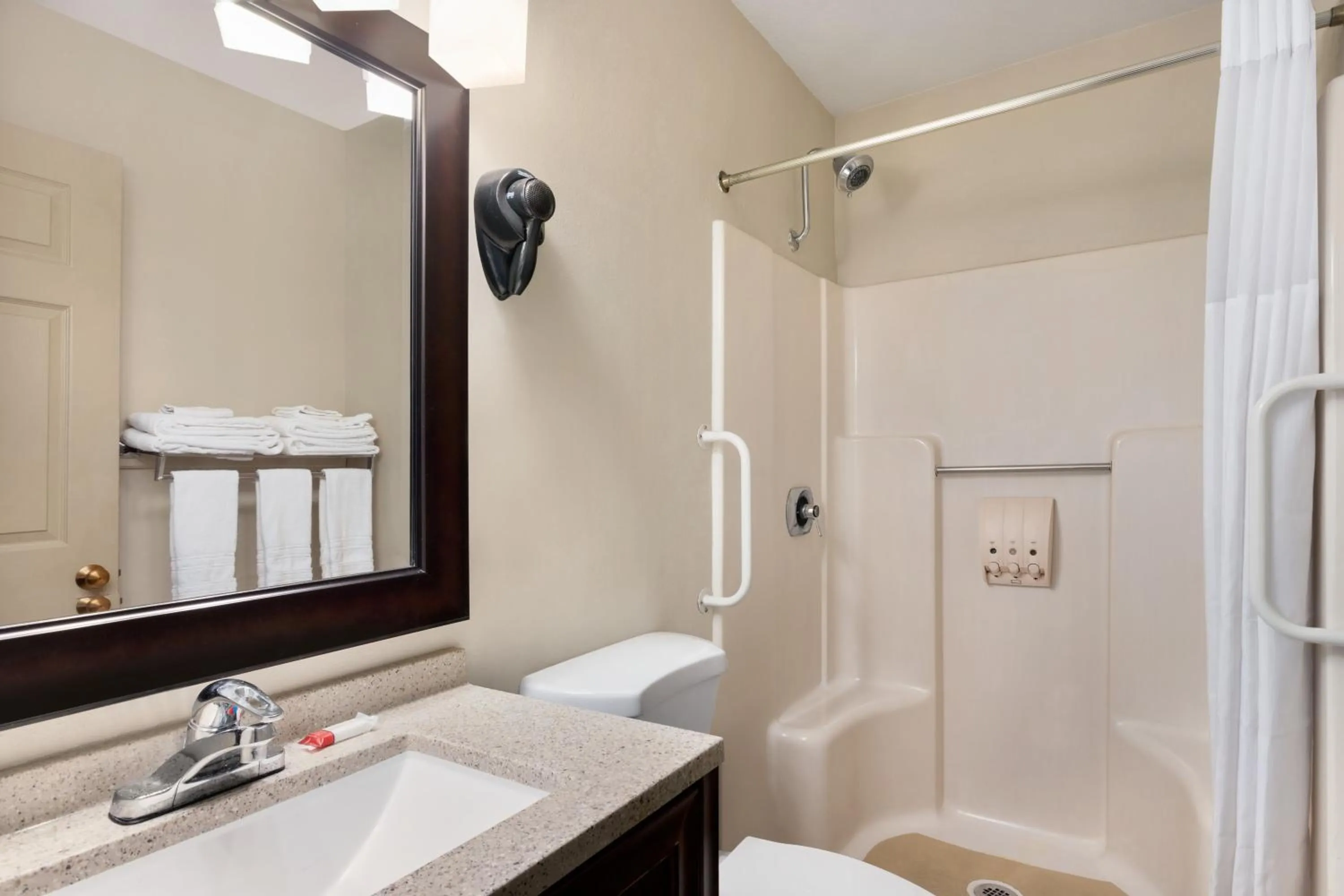 Shower in Days Inn and Suites by Wyndham Sikeston