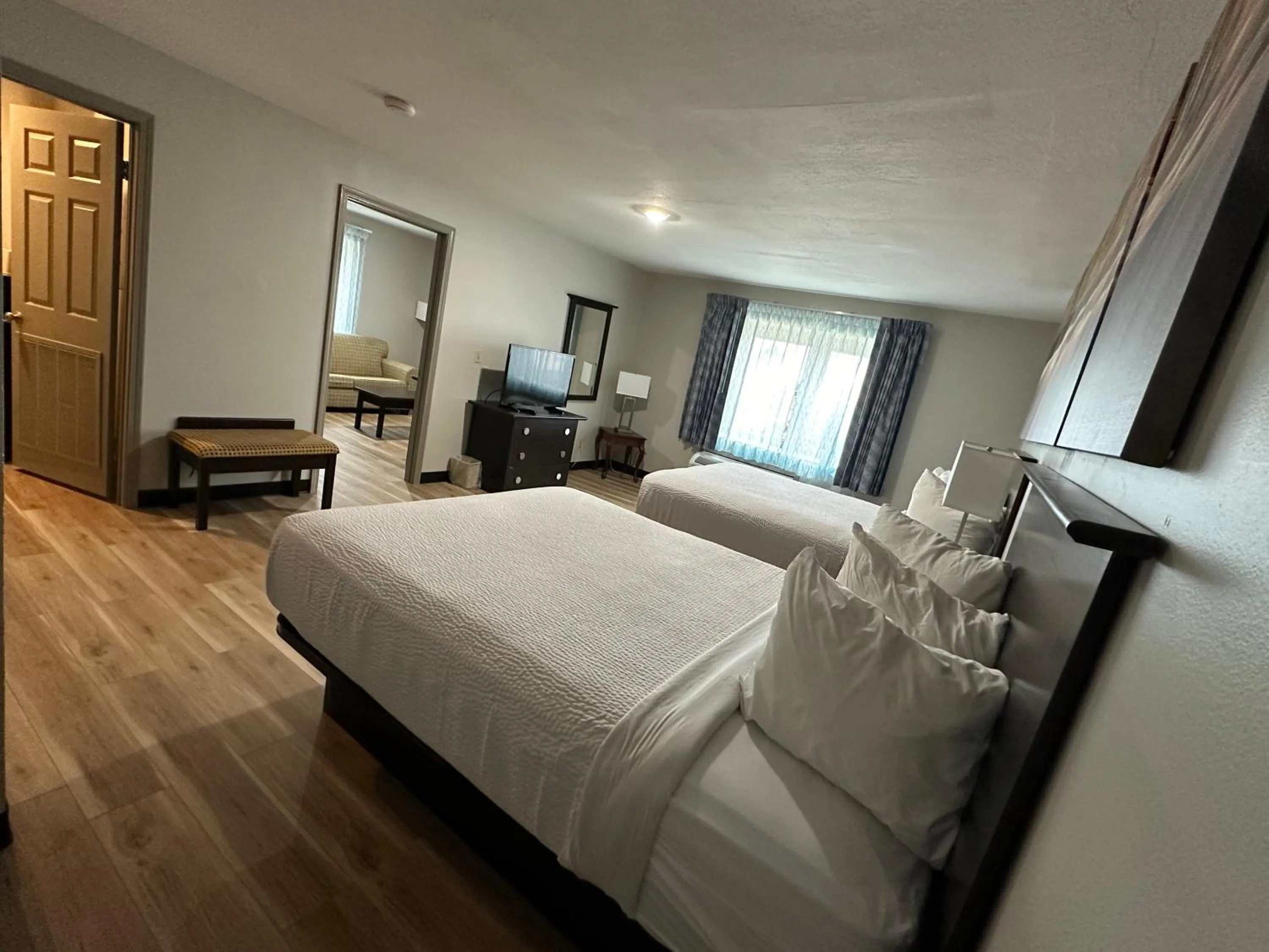 Bedroom, Bed in Days Inn and Suites by Wyndham Sikeston