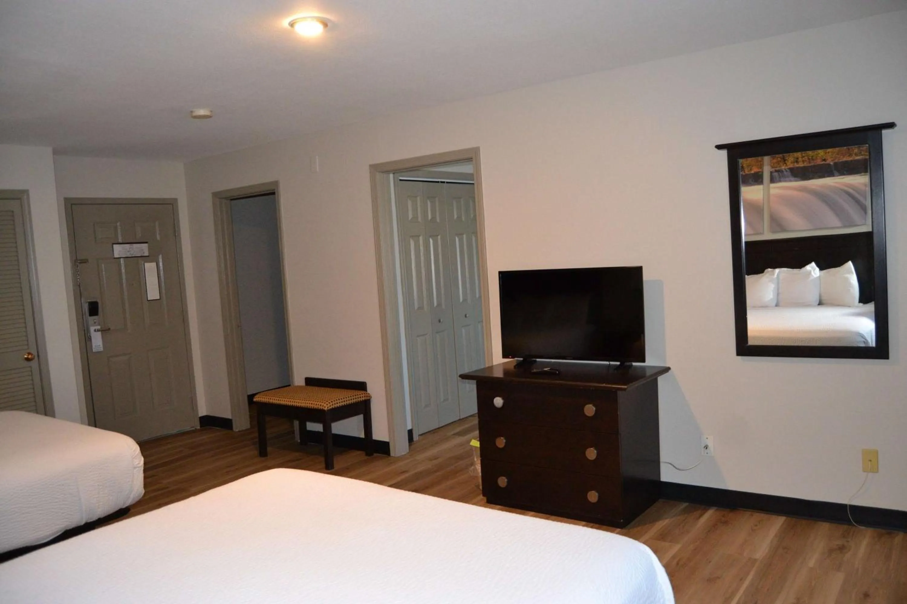 Bed in Days Inn and Suites by Wyndham Sikeston