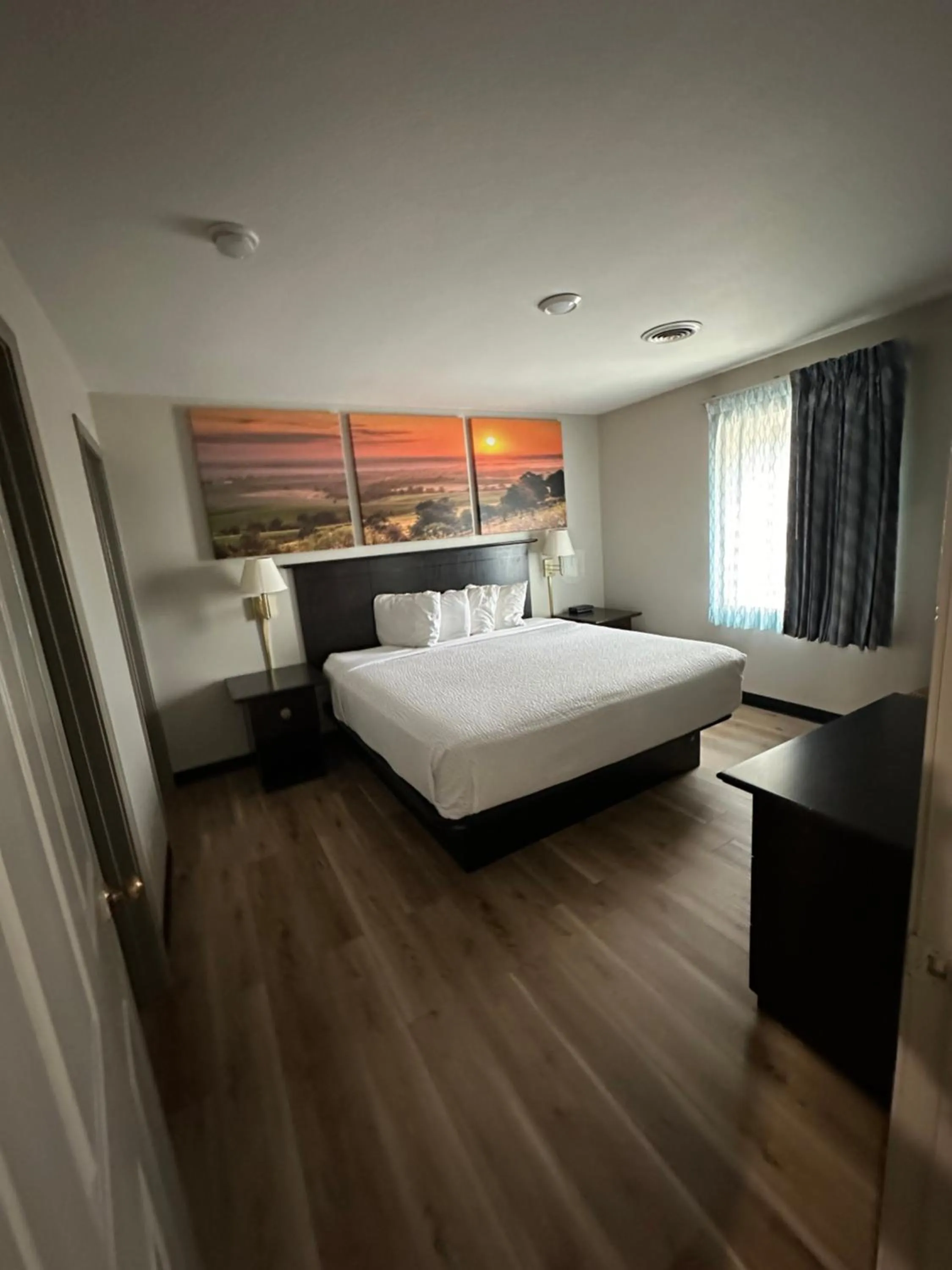 Bedroom, Bed in Days Inn and Suites by Wyndham Sikeston