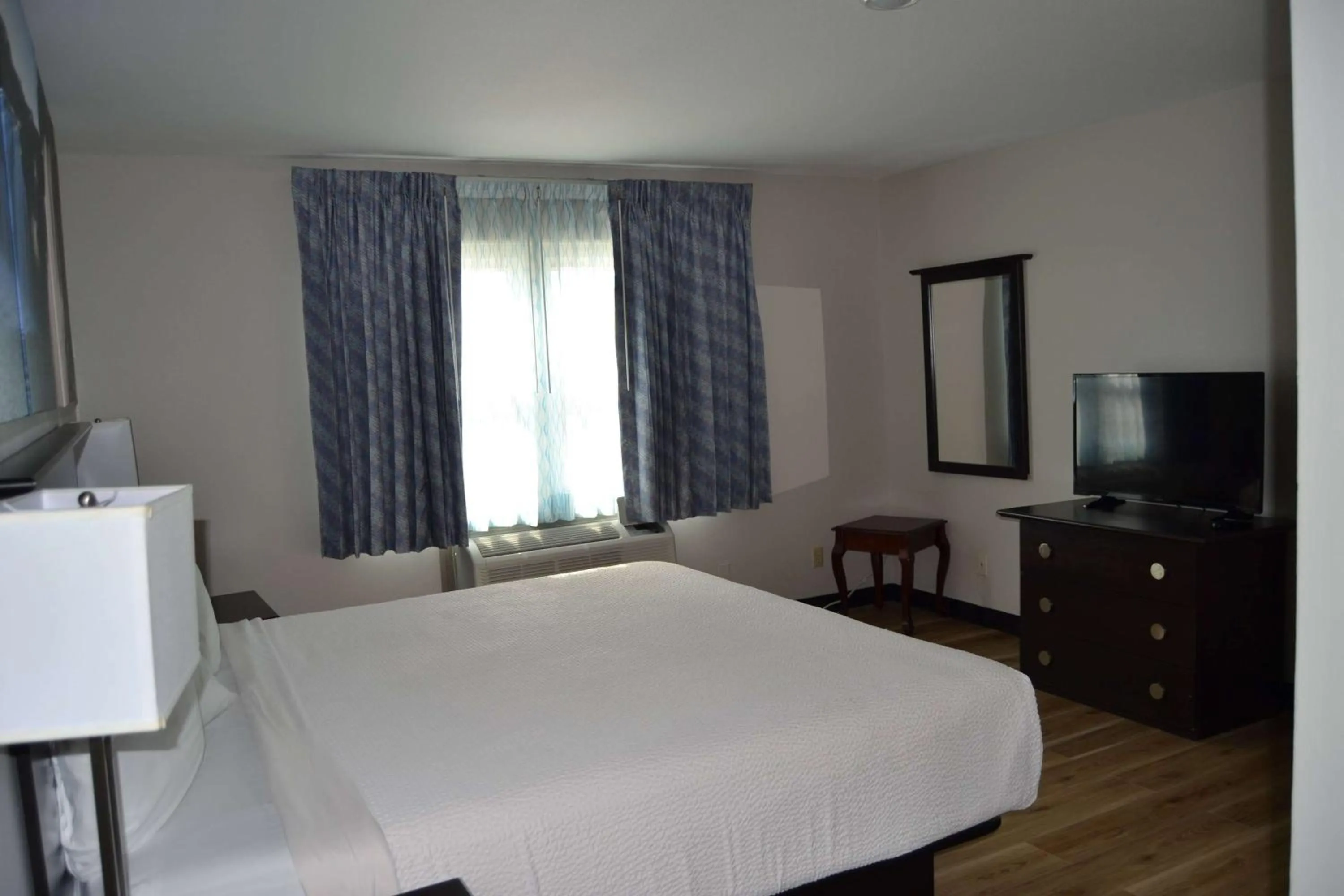 Bed in Days Inn and Suites by Wyndham Sikeston