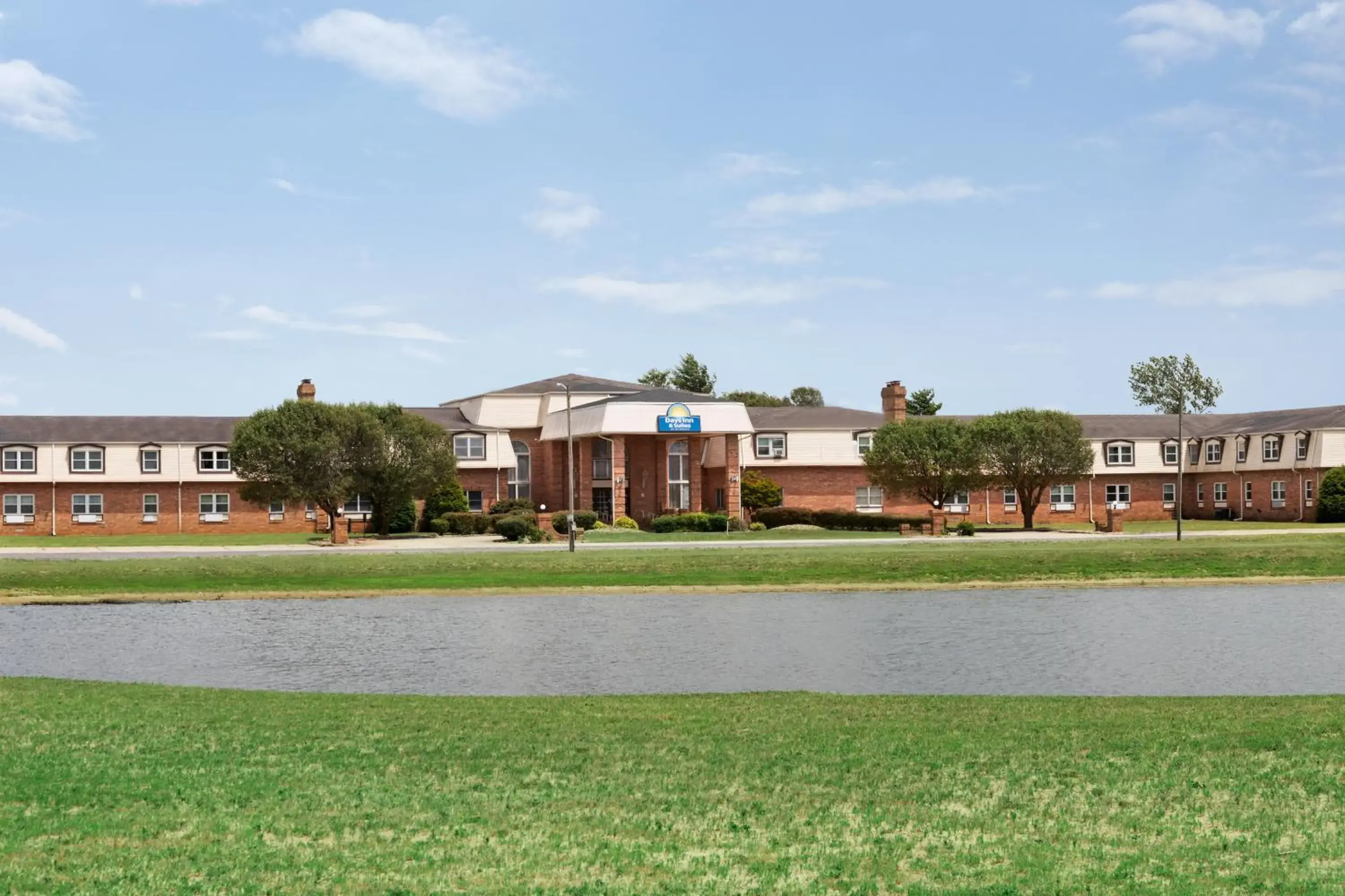 Property building in Days Inn and Suites by Wyndham Sikeston Property building in Days Inn and Suites by Wyndham Sikeston