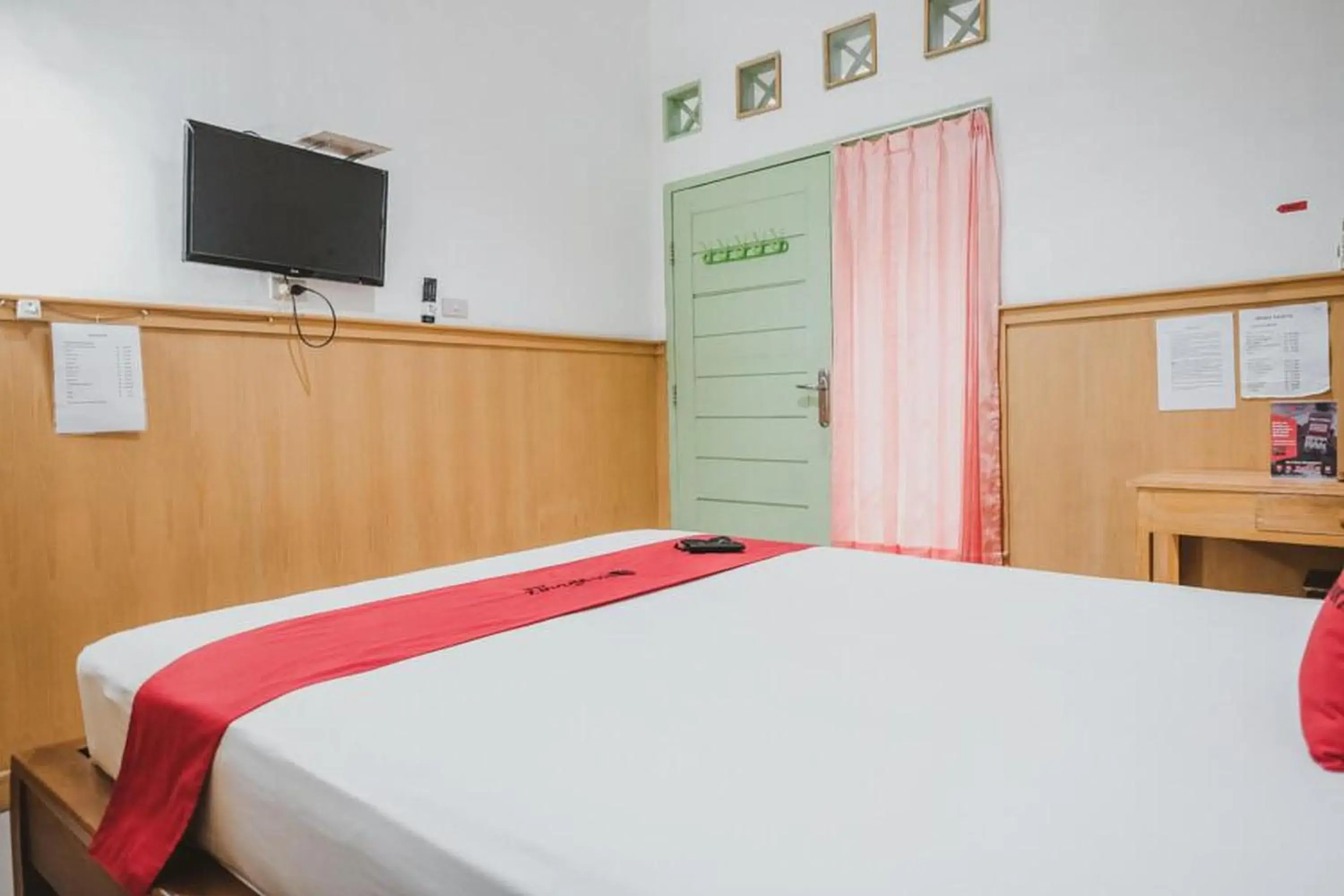 Bedroom, Bed in RedDoorz near Kartini Mall Lampung Bedroom, Bed in RedDoorz near Kartini Mall Lampung