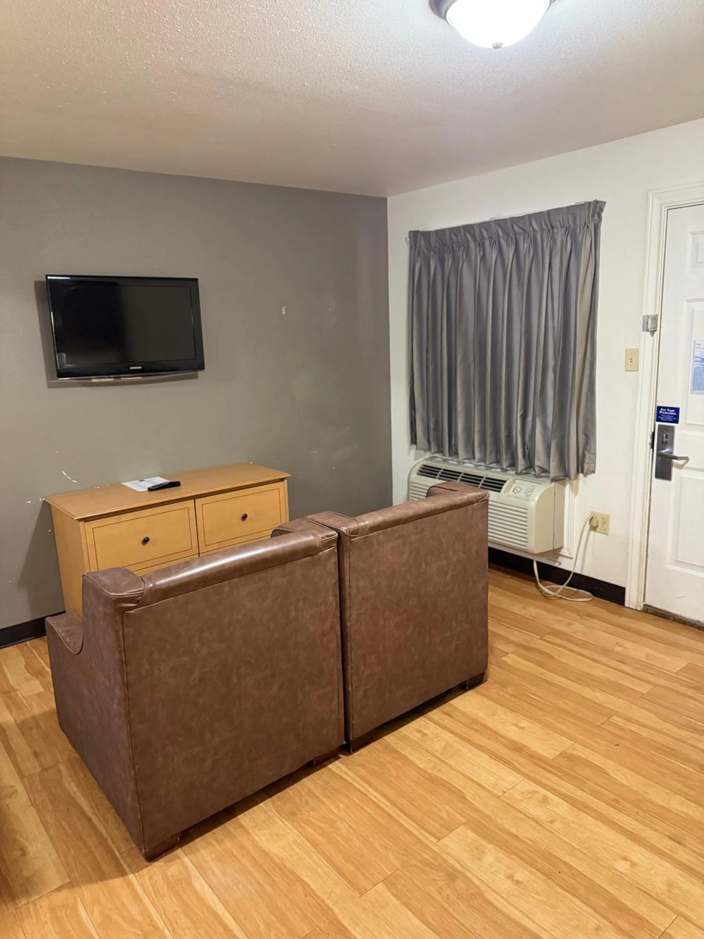 Seating area in Blue Bonnet Suites -Lubbock, TX - Medical Center
