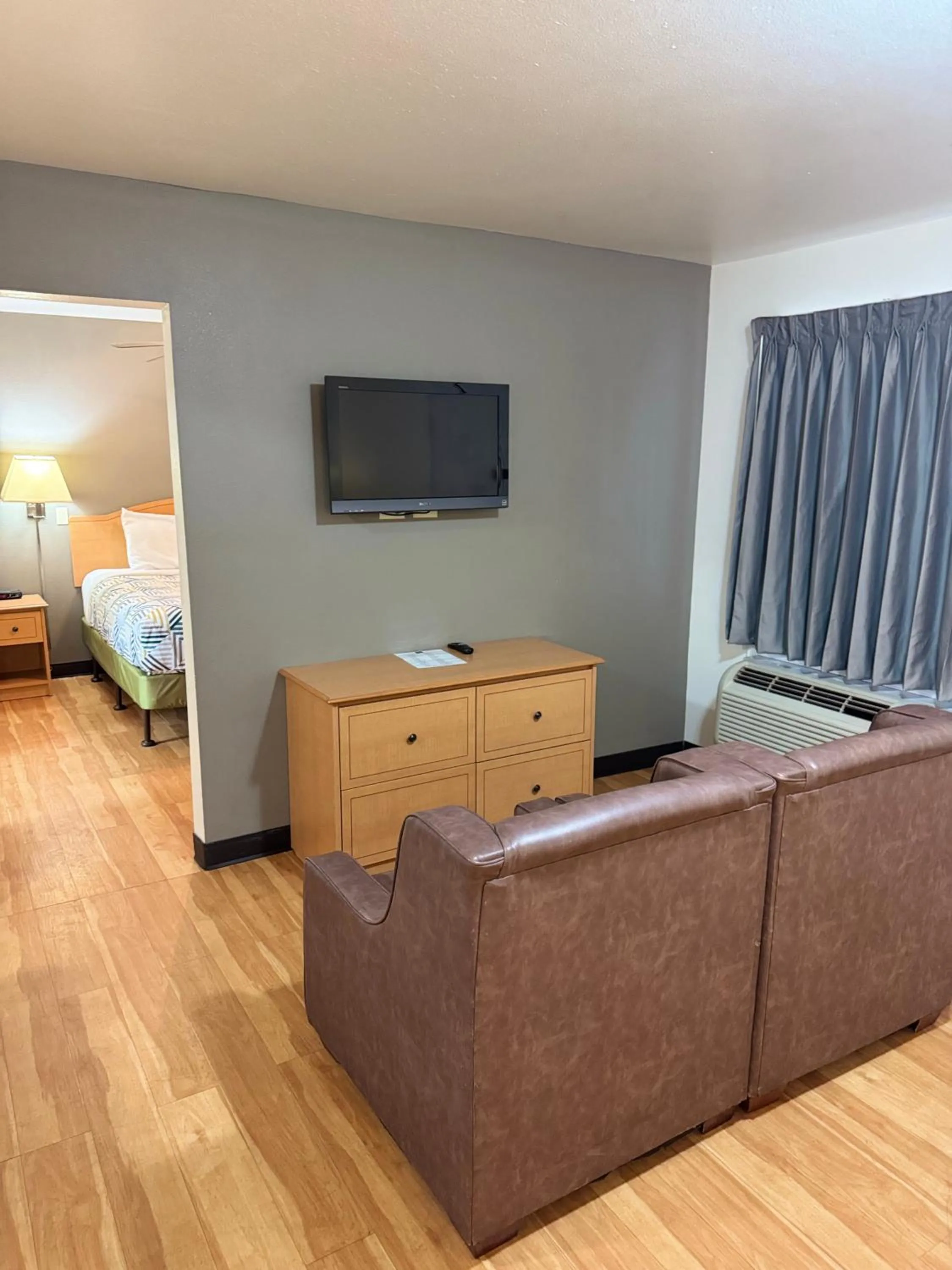 Seating area in Blue Bonnet Suites -Lubbock, TX - Medical Center