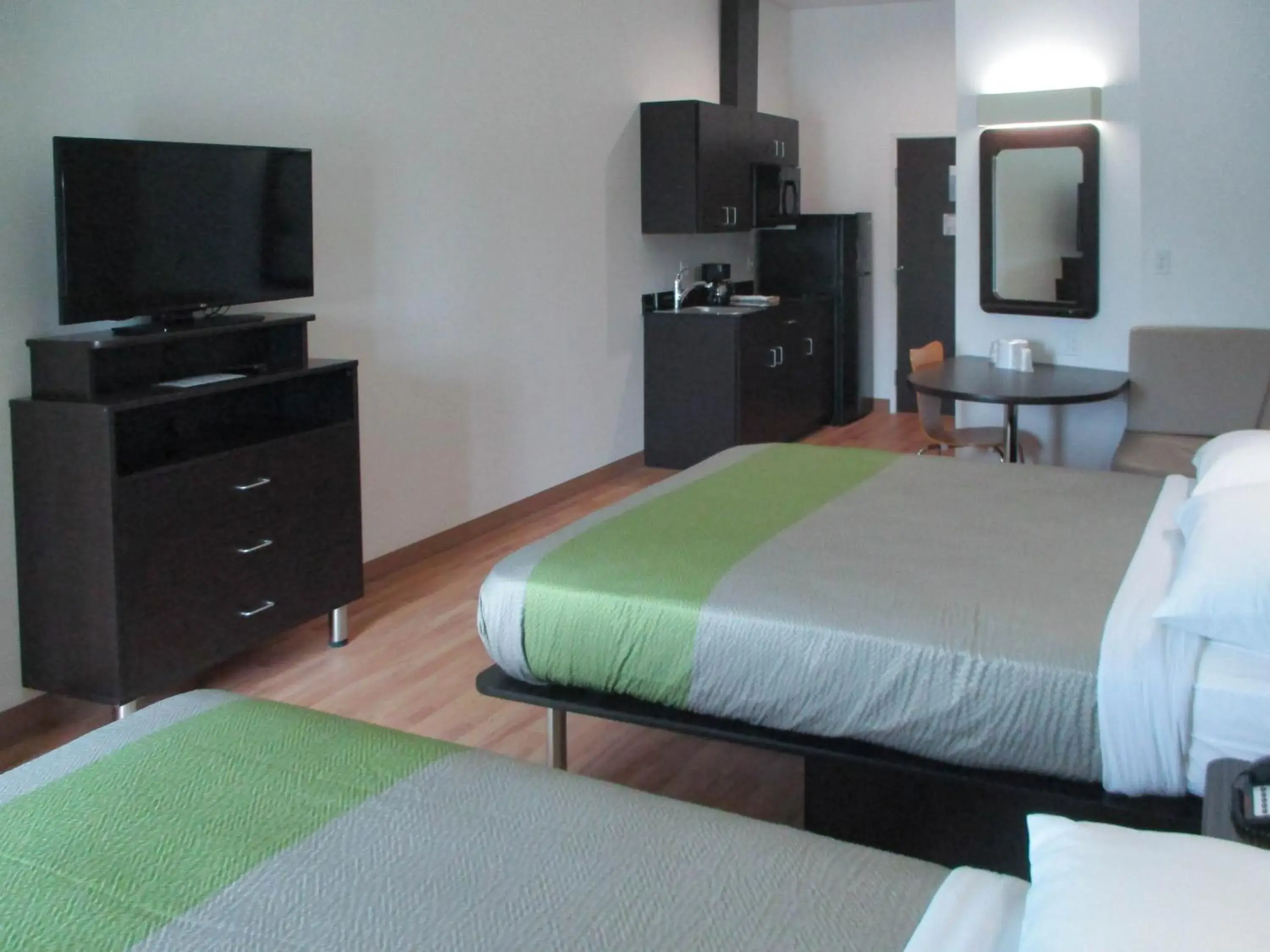 Deluxe Quadruple Room - Smoking in Studio 6-Lubbock, TX - Medical Center Deluxe Quadruple Room - Smoking in Studio 6-Lubbock, TX - Medical Center