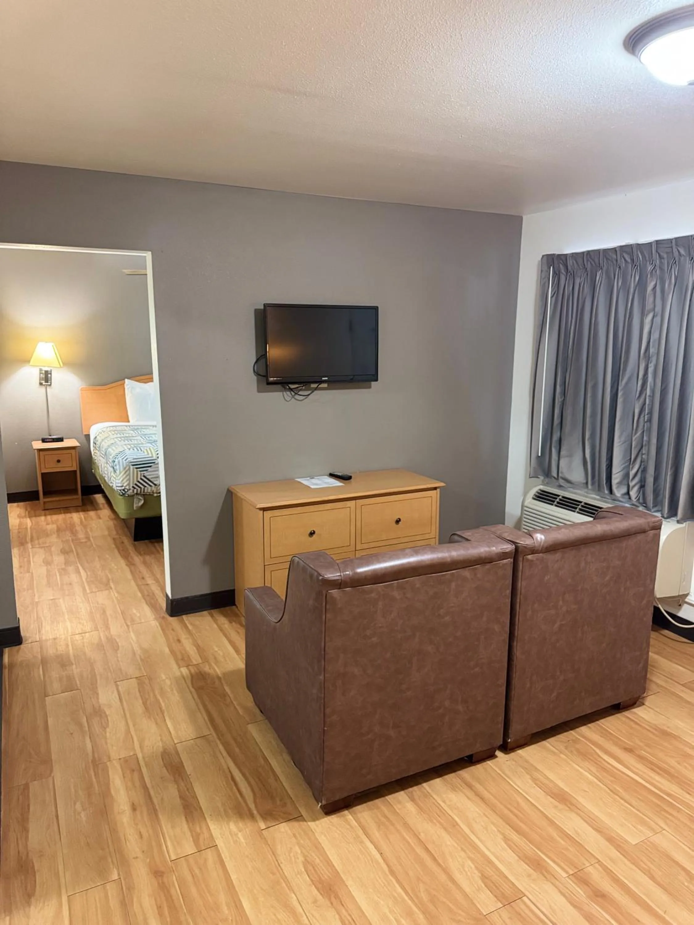 Seating area in Blue Bonnet Suites -Lubbock, TX - Medical Center