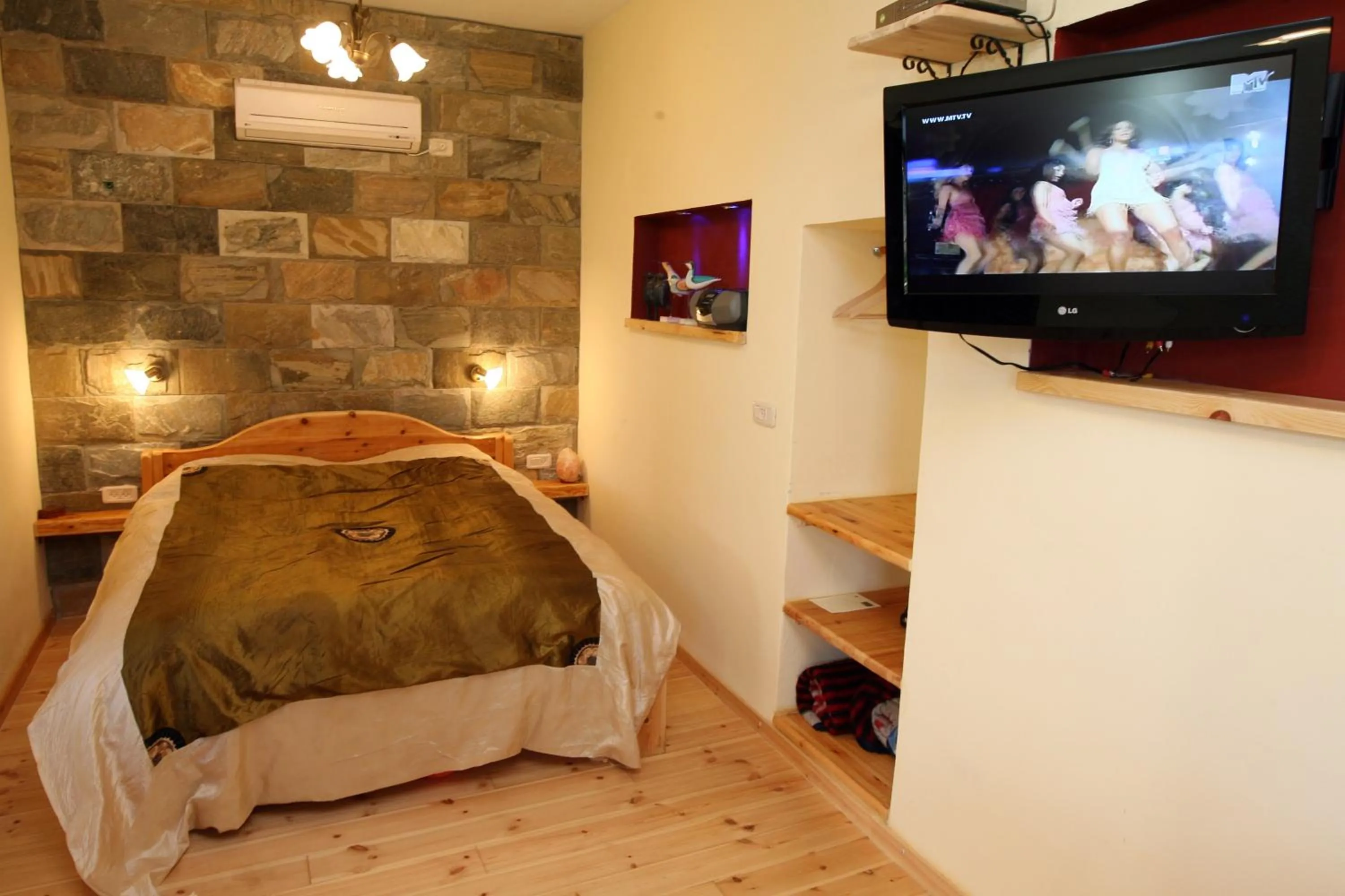 TV and multimedia, Bed in Switzerland In Amirim