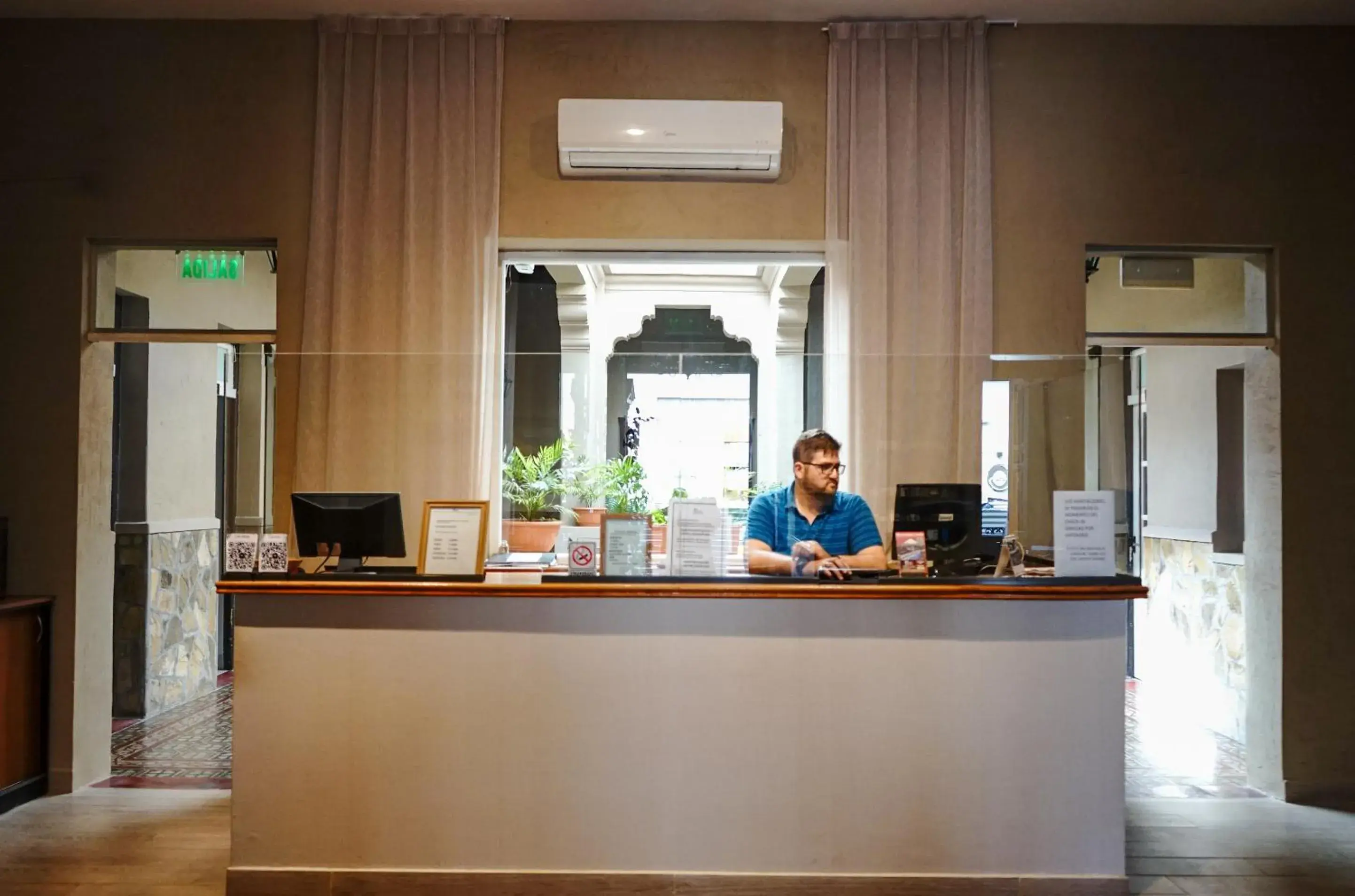 Lobby or reception in Hotel de la Linda Lobby or reception in Hotel de la Linda