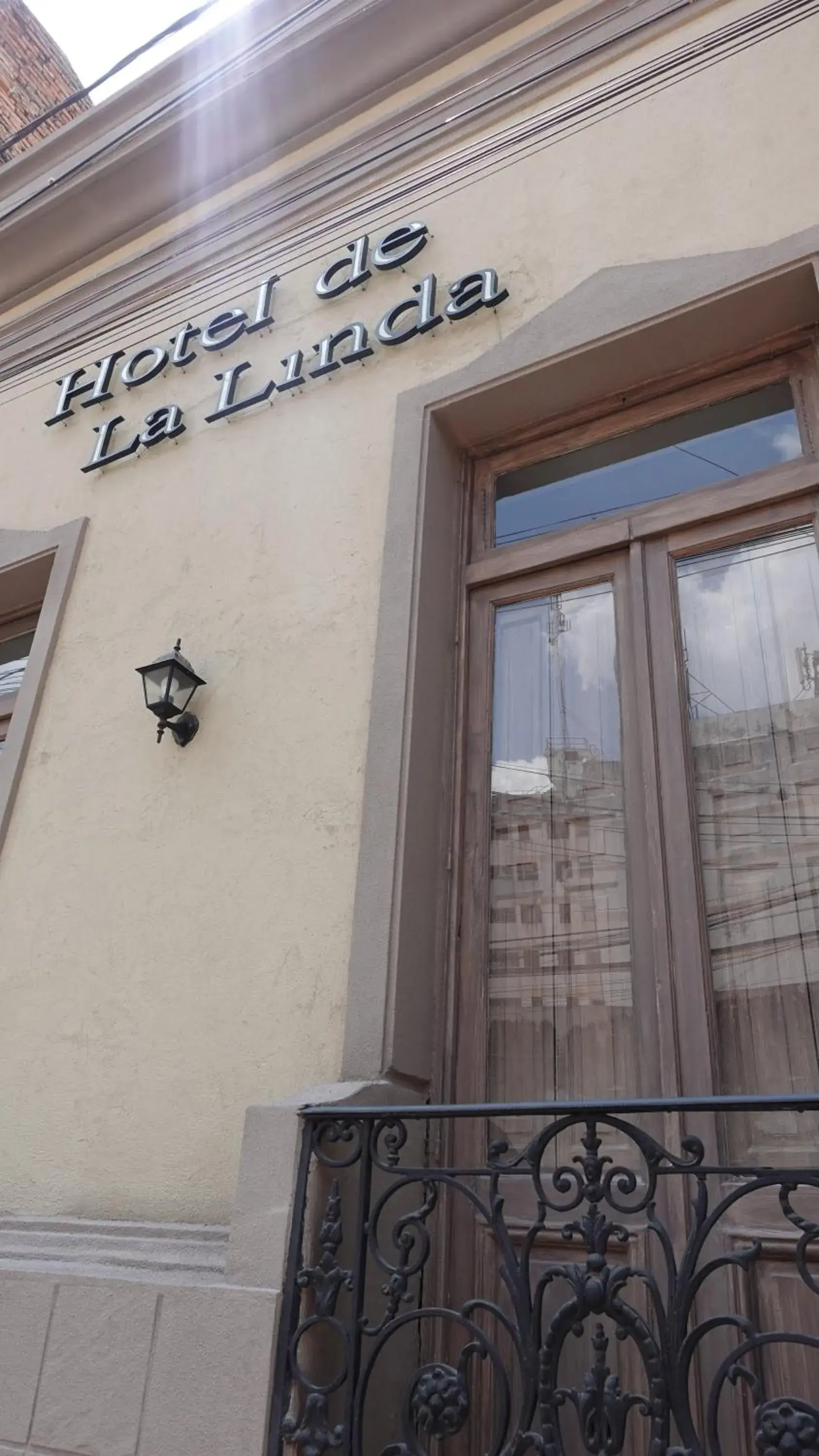 Property building in Hotel de la Linda Property building in Hotel de la Linda