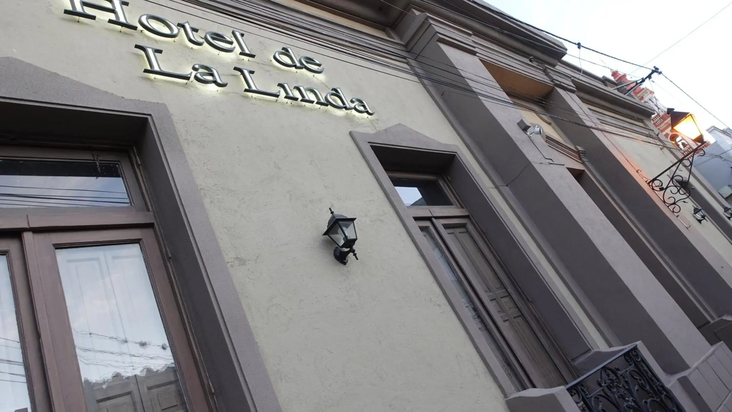 Property building in Hotel de la Linda Property building in Hotel de la Linda