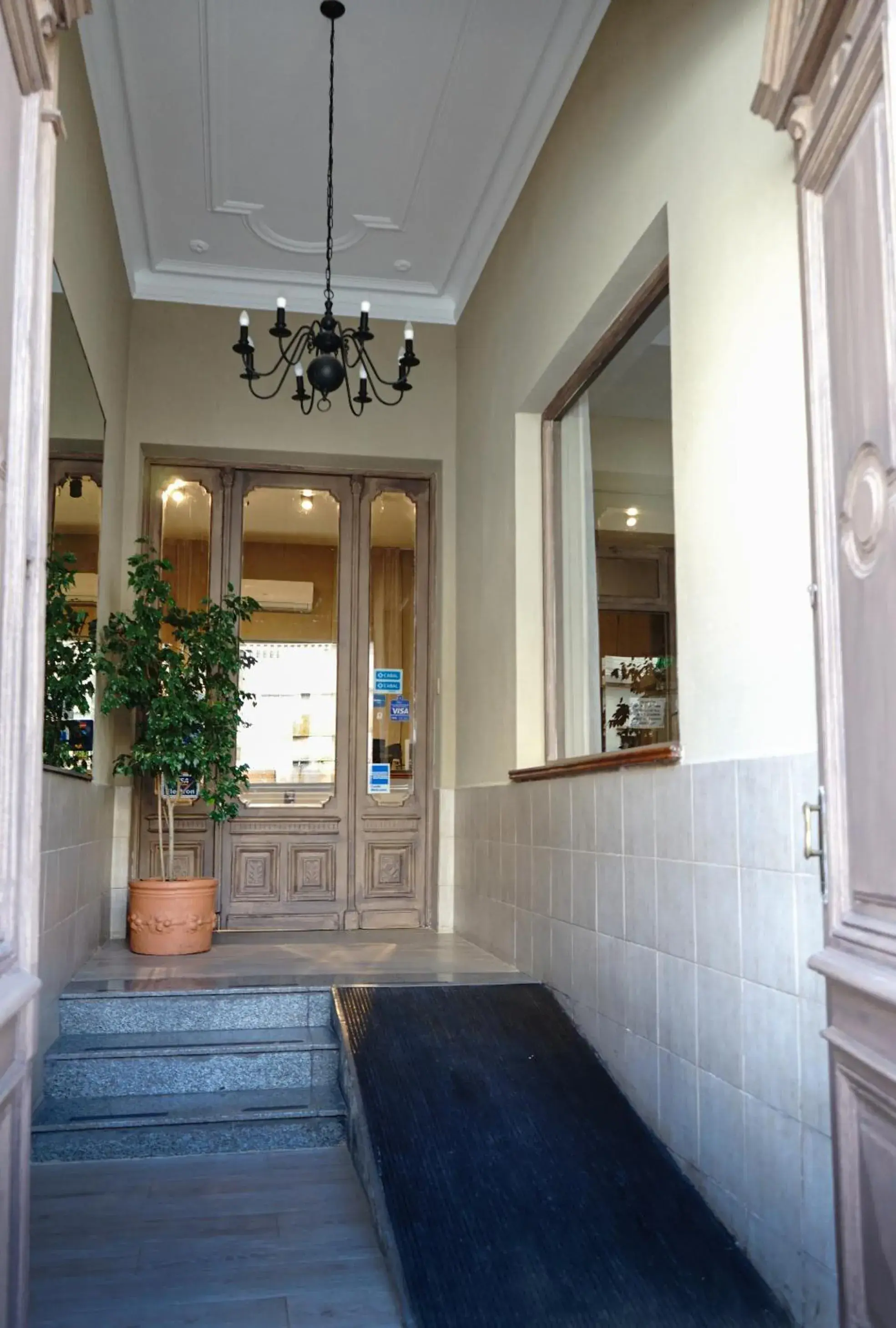 Facade/entrance in Hotel de la Linda Facade/entrance in Hotel de la Linda