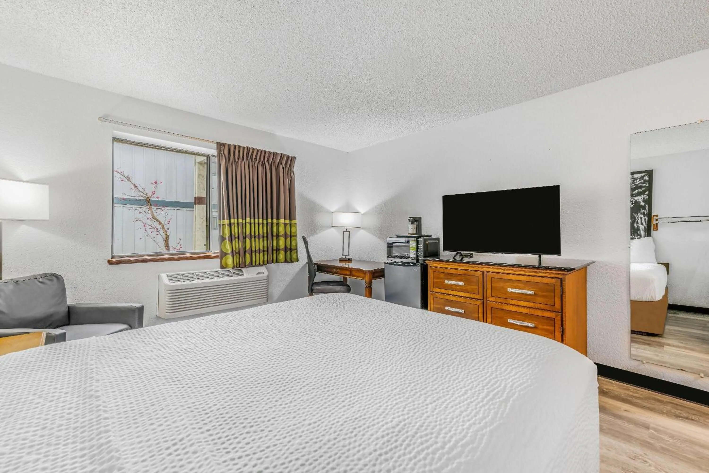 Bathroom, Bed in Super 8 by Wyndham Arcata