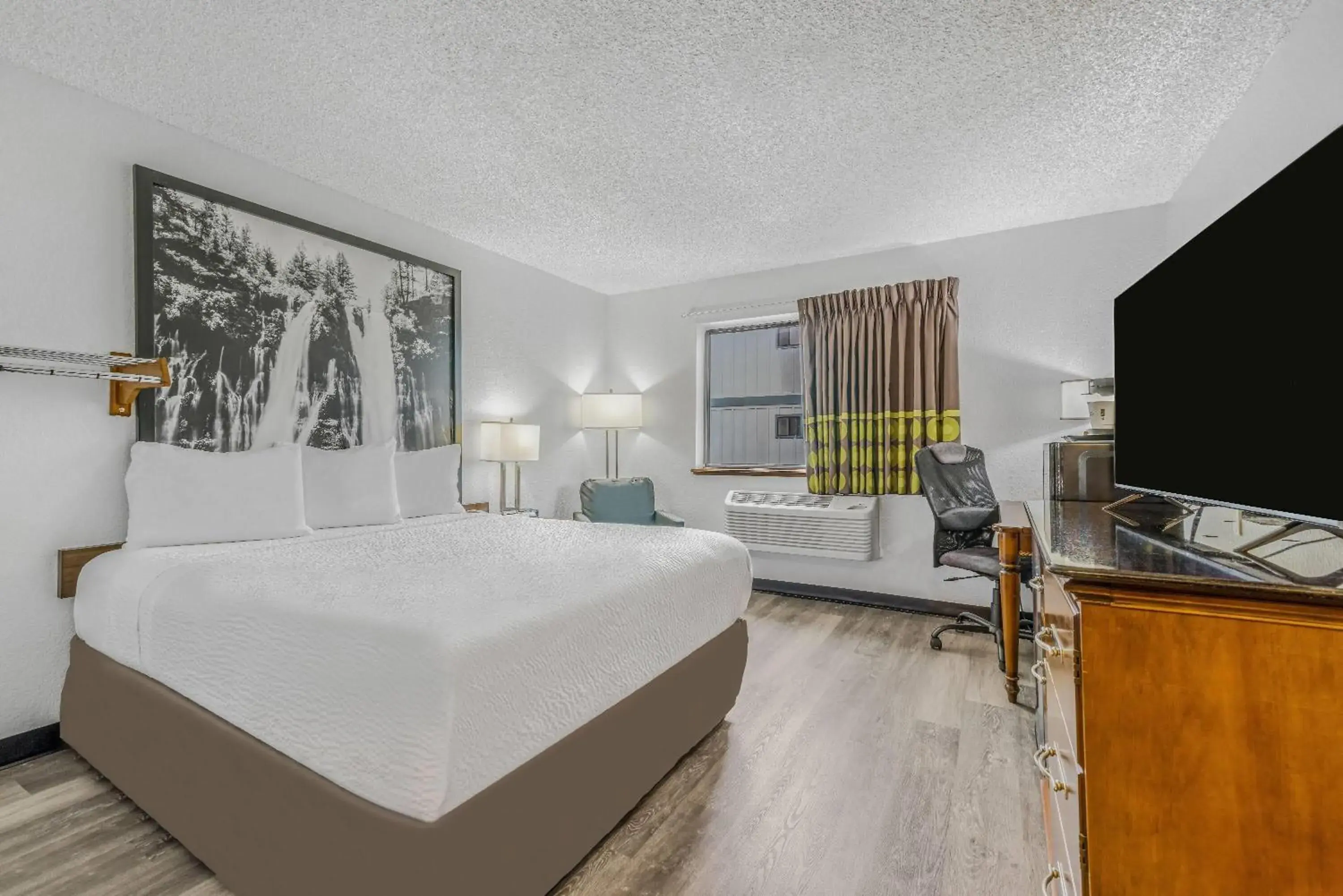 Photo of the whole room, Bed in Super 8 by Wyndham Arcata Photo of the whole room, Bed in Super 8 by Wyndham Arcata