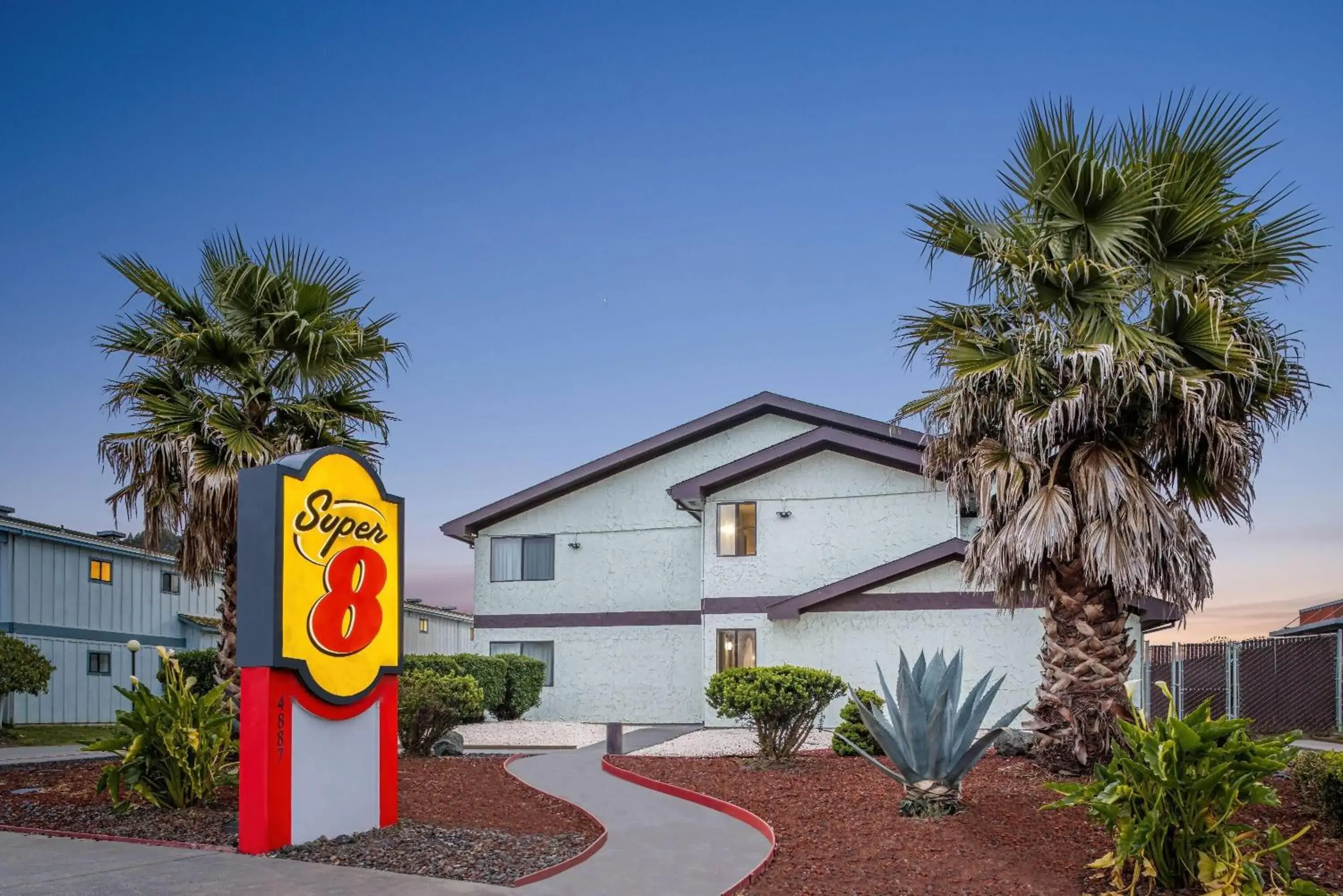 Property building in Super 8 by Wyndham Arcata Property building in Super 8 by Wyndham Arcata
