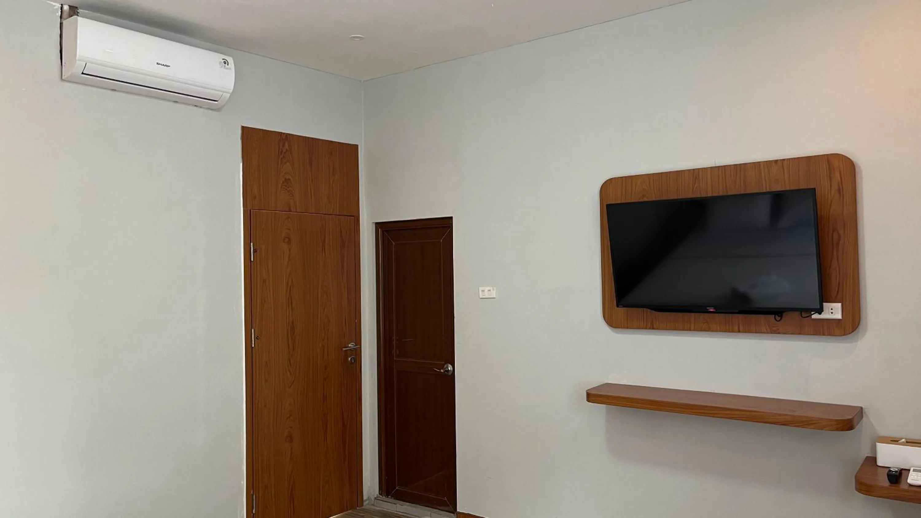 Bedroom, TV/Entertainment Center in RedDoorz @ Jalan Diponegoro Lampung