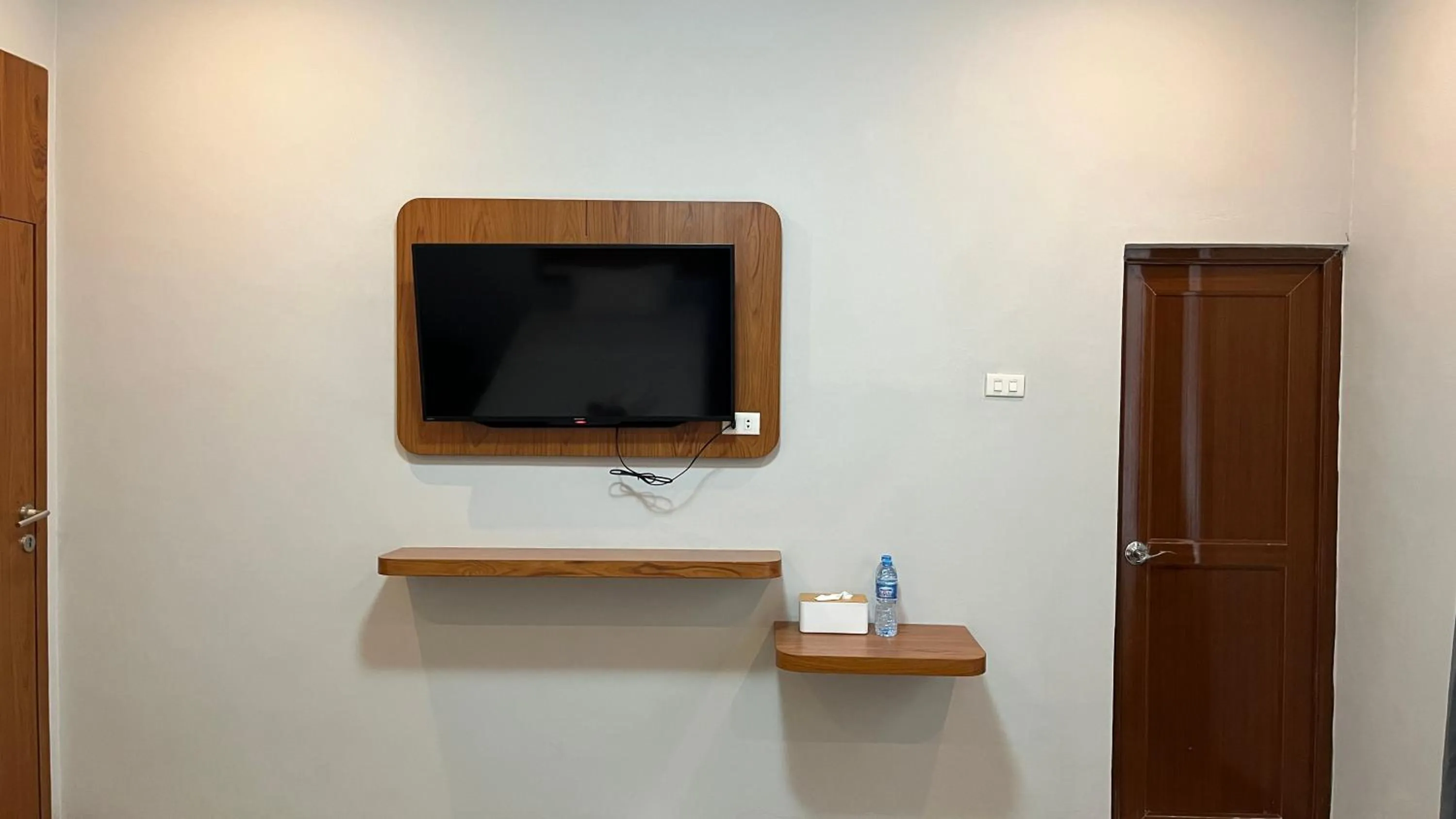 Bedroom, TV/Entertainment Center in RedDoorz @ Jalan Diponegoro Lampung