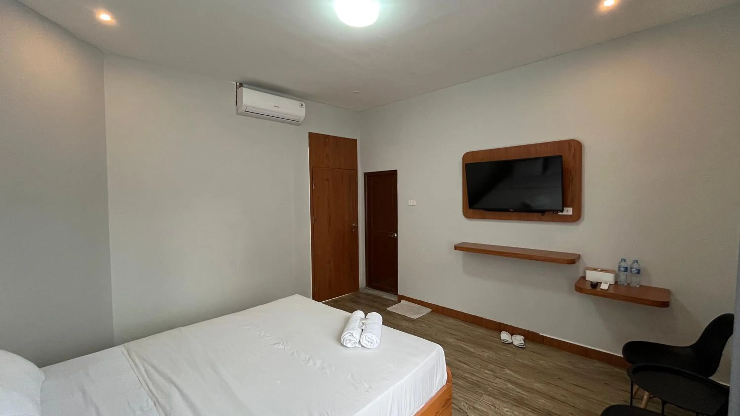 Bedroom, TV/Entertainment Center in RedDoorz @ Jalan Diponegoro Lampung