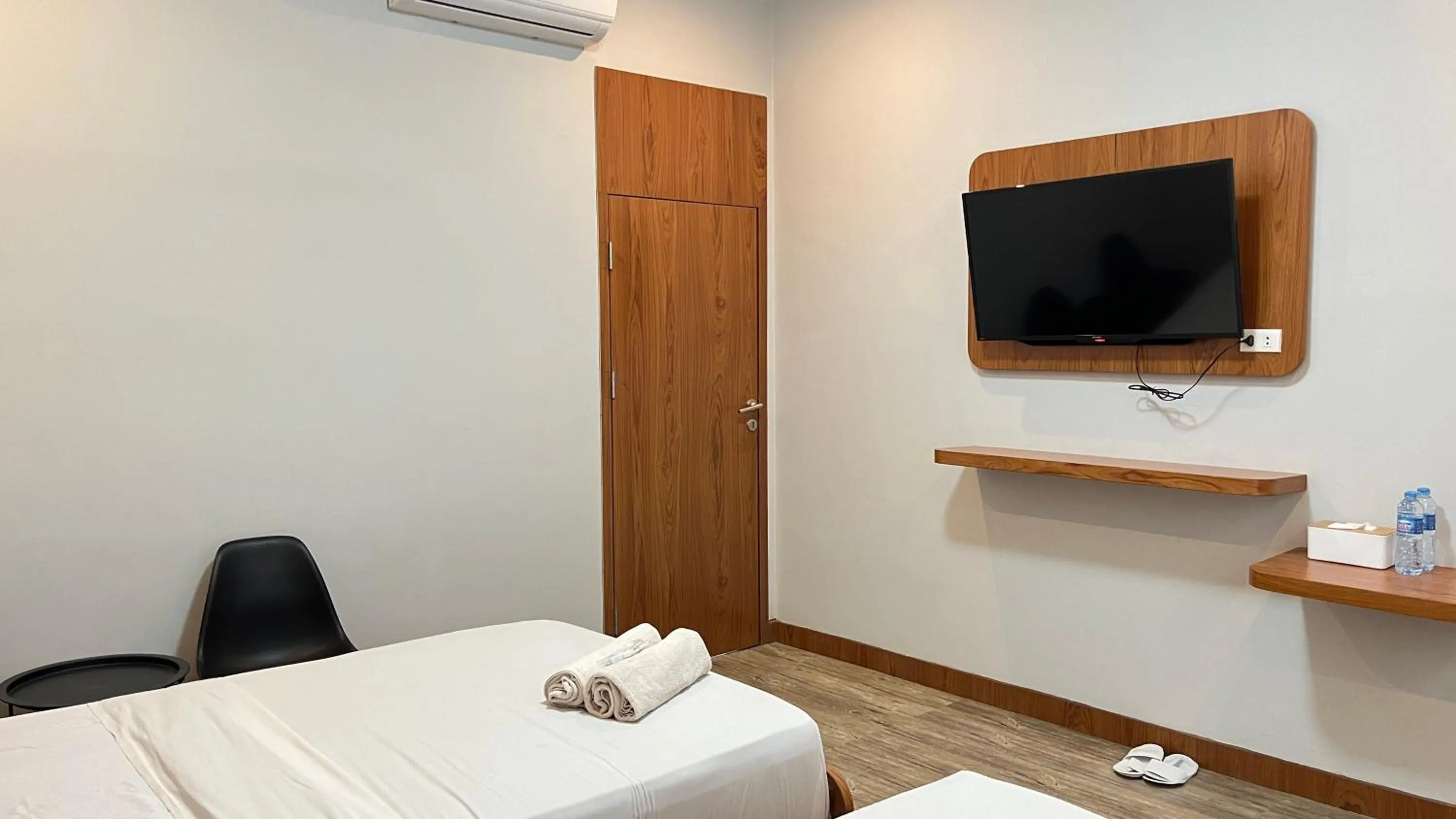 Bedroom, TV/Entertainment Center in RedDoorz @ Jalan Diponegoro Lampung
