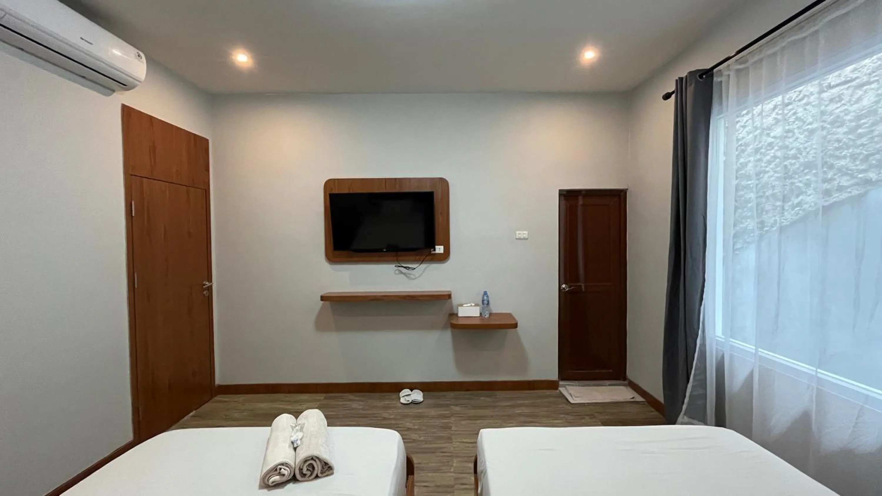 Bedroom, TV/Entertainment Center in RedDoorz @ Jalan Diponegoro Lampung